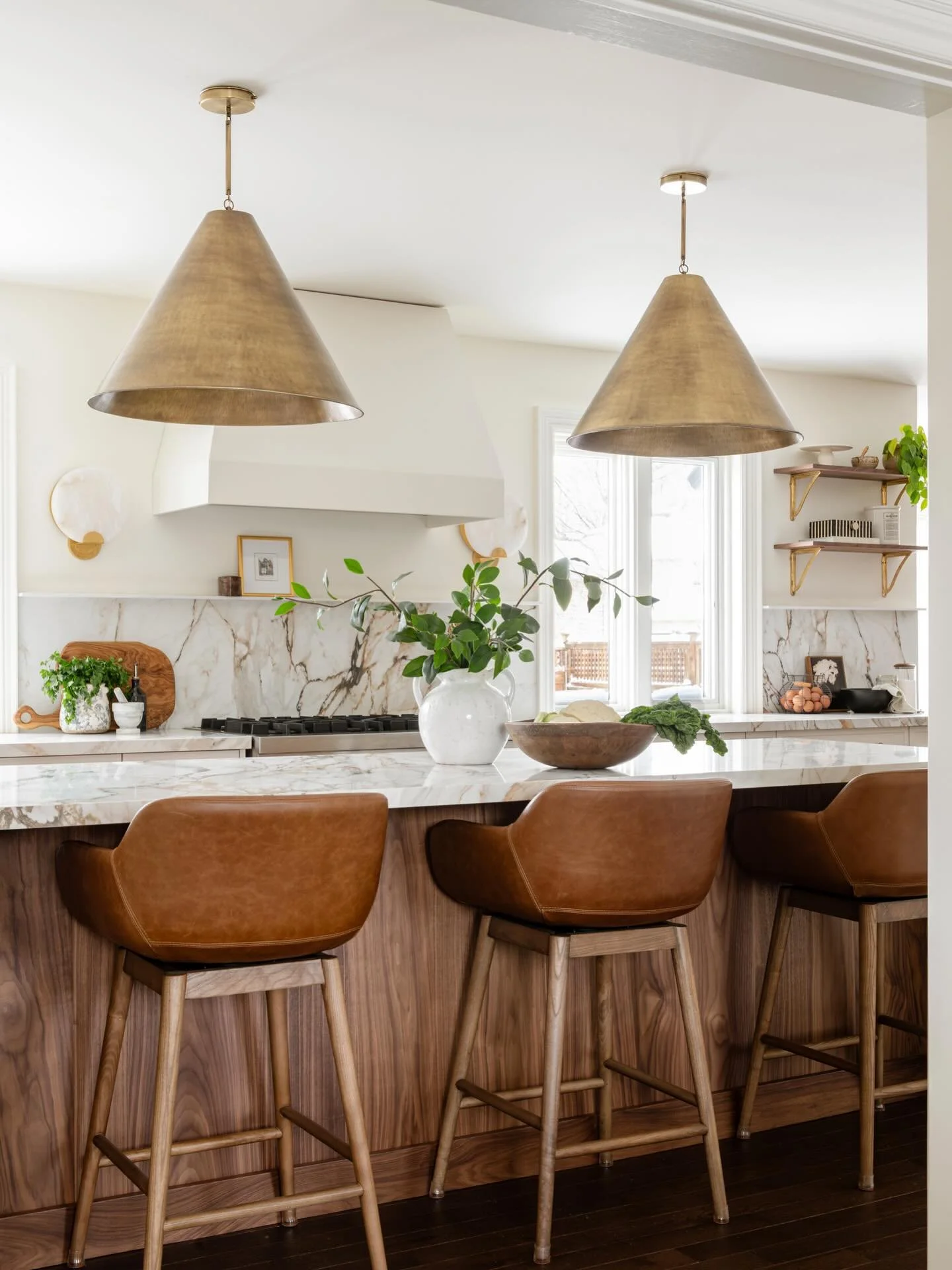 Kitchen reno reveal 🤎
The warmth of walnut, touches of gold, beautiful porcelain counters, and those leather stools&hellip; we&rsquo;re calling this one perfection.

📸 @mike_chajecki