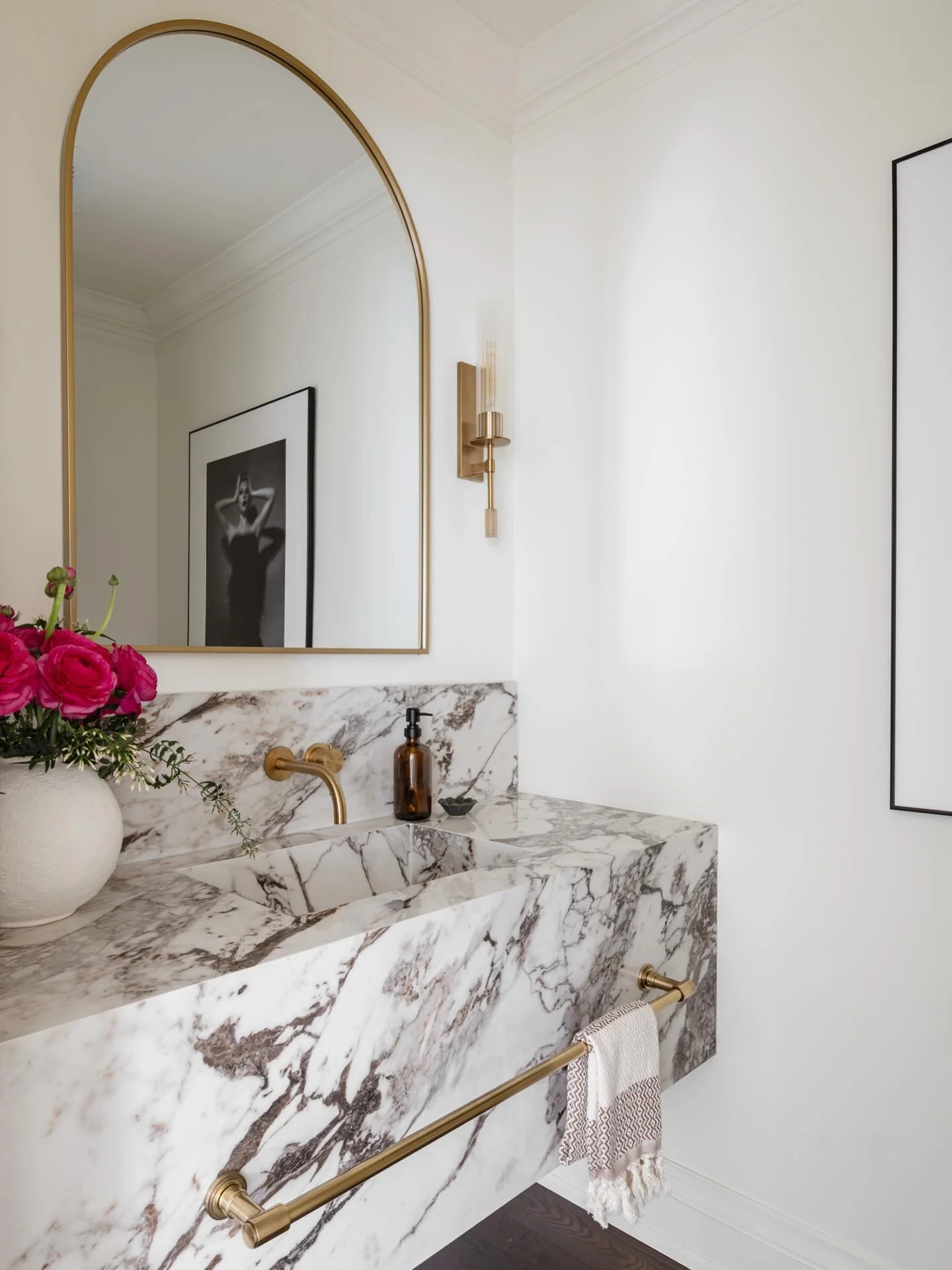 Powder Room perfection with a stone vanity&hellip;.make it a statement. 🖤

📸 @mike_chajecki 

#powderroom #stonevanity #loveyourspace
