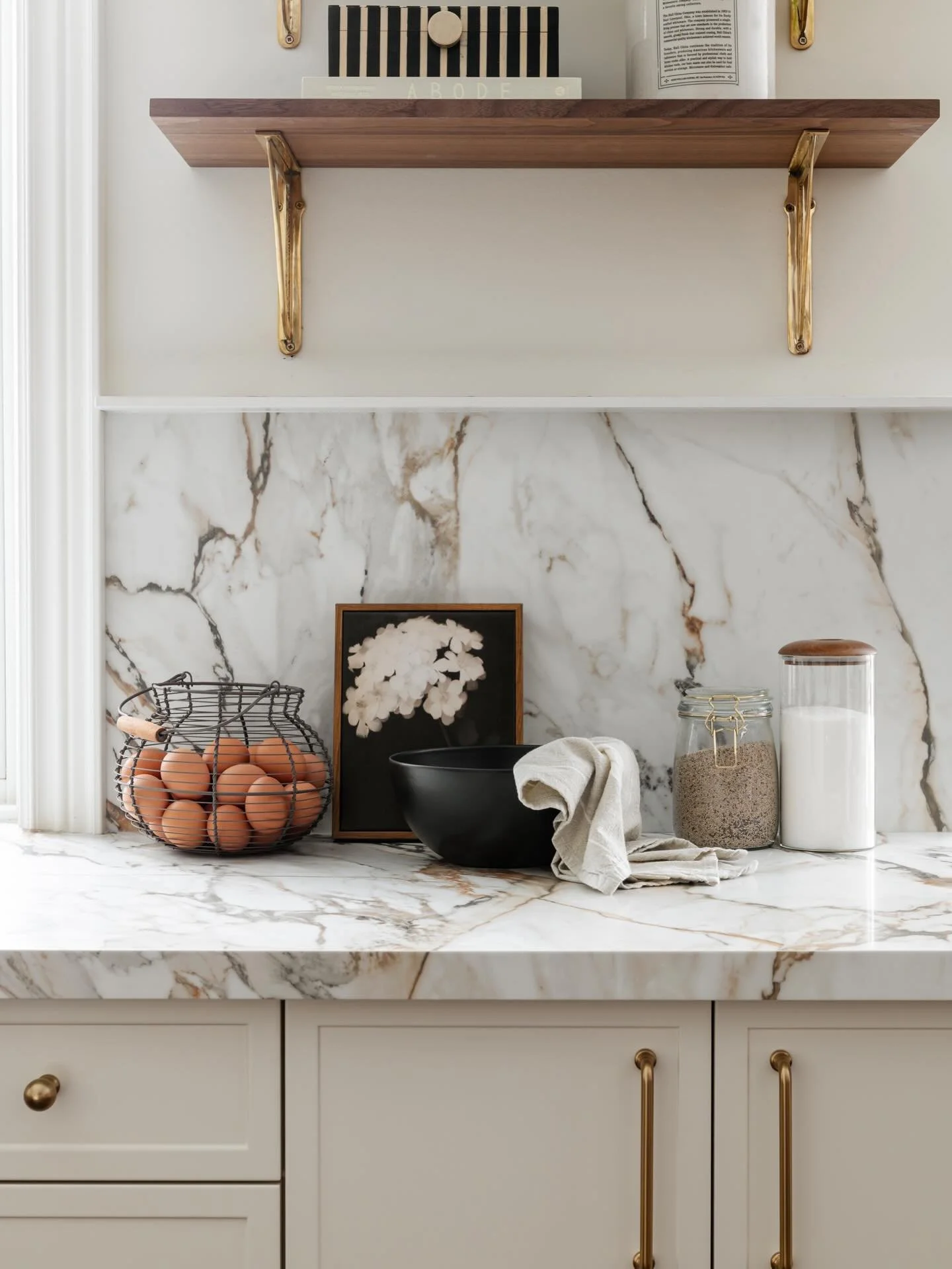 Refined palette, balanced textures.
Porcelain + wood + brushed gold.
Quiet details, strong impact.

#kitchen #porcelain #loveyourspace #woodshelves #brushedgold