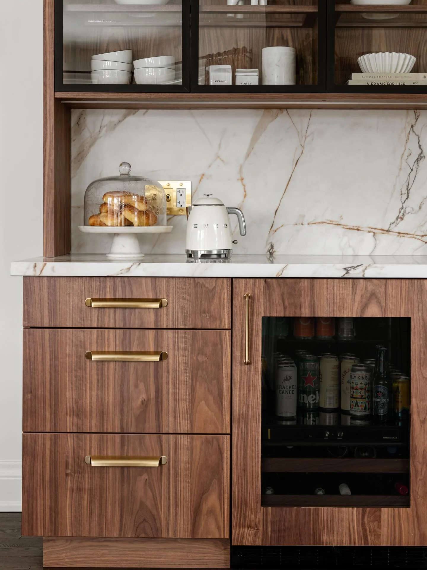 Walnut warmth, glass-front elegance, and a breakfast bar that does it all 🤍🤍

#walnut #kitchen #breakfastbar #loveyourspace
