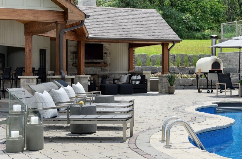 Happy Friday, y&rsquo;all! ☀️ We styled this gorgeous backyard from @casualifeoutdoorliving, and I couldn&rsquo;t love it more. The perfect space to relax, entertain, and enjoy every moment of summer. 

#pool #backyardliving #summertime #outdoorfurni