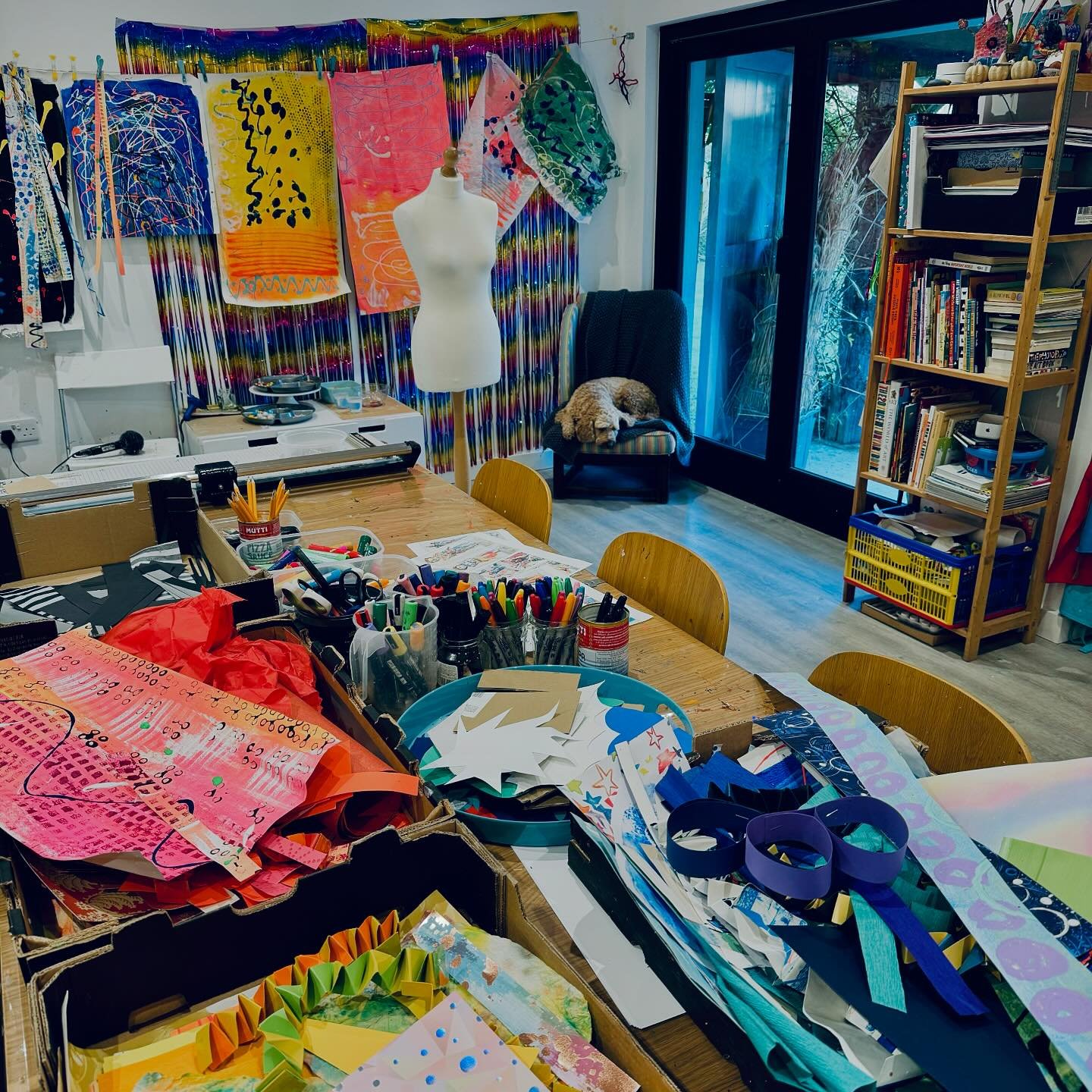 We&rsquo;re transforming Dolly (the ArtStable mannequin) this week, wahoo! 🦸🏼&zwj;♀️🦸🏻&zwj;♂️🦹🏽&zwj;♀️
.
.
.
.
.
#superheroes #supervillain #fashion #sculpture #paper #colour #recycle #autumn-term #childrensart #cheshire #homeeduk