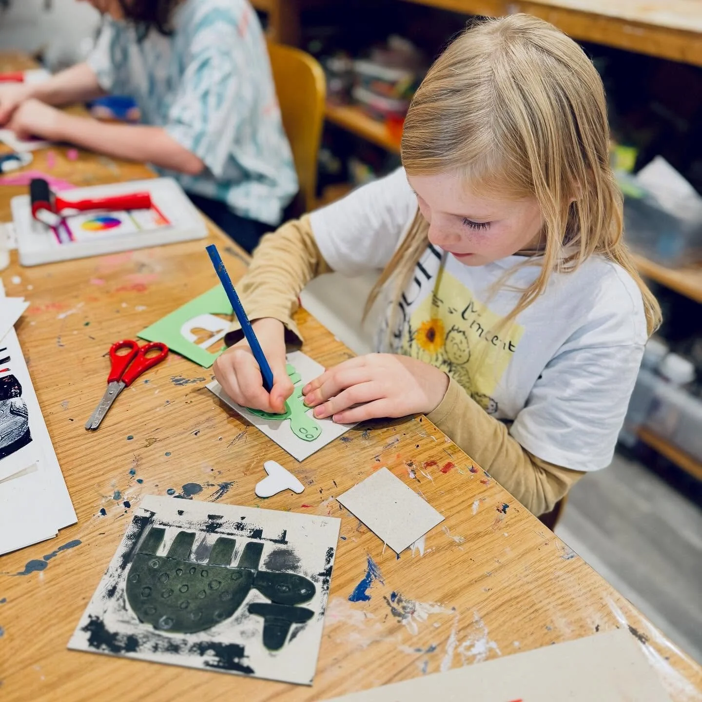 Excellent work this week, creating printing blocks inspired by the book “We Found a Hat”.
Gorgeous π
.
.
.
.
.
#printing #printblocks #foam #card #geli #monoprinting #wefoundahat #turtles #artschool #artsandcrafts #childrensart #cheshir
