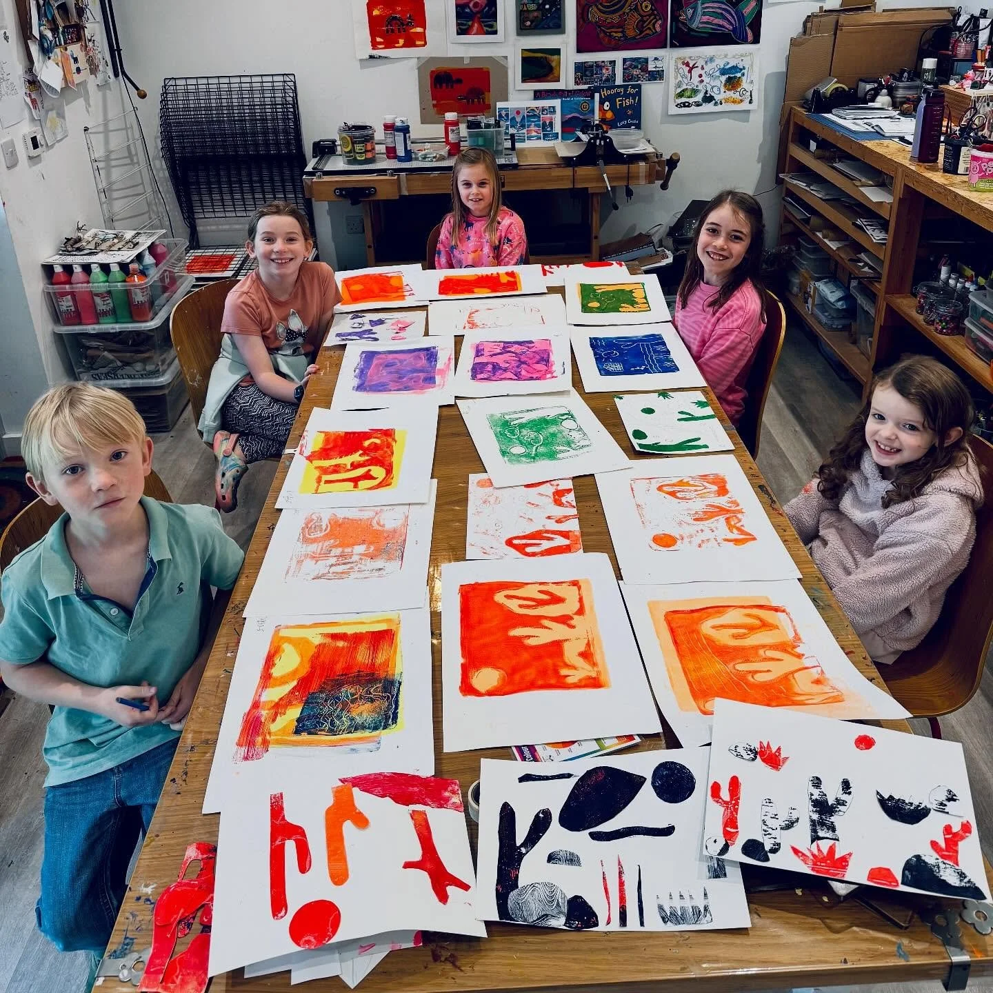 Geli printing backgrounds π
This week, our sessions began with the book “We Found a Hat” by Jon Klassen. Inspired by the book, we used Geli printing plates to create backgrounds.
Our young artists explored printing, experimenting with