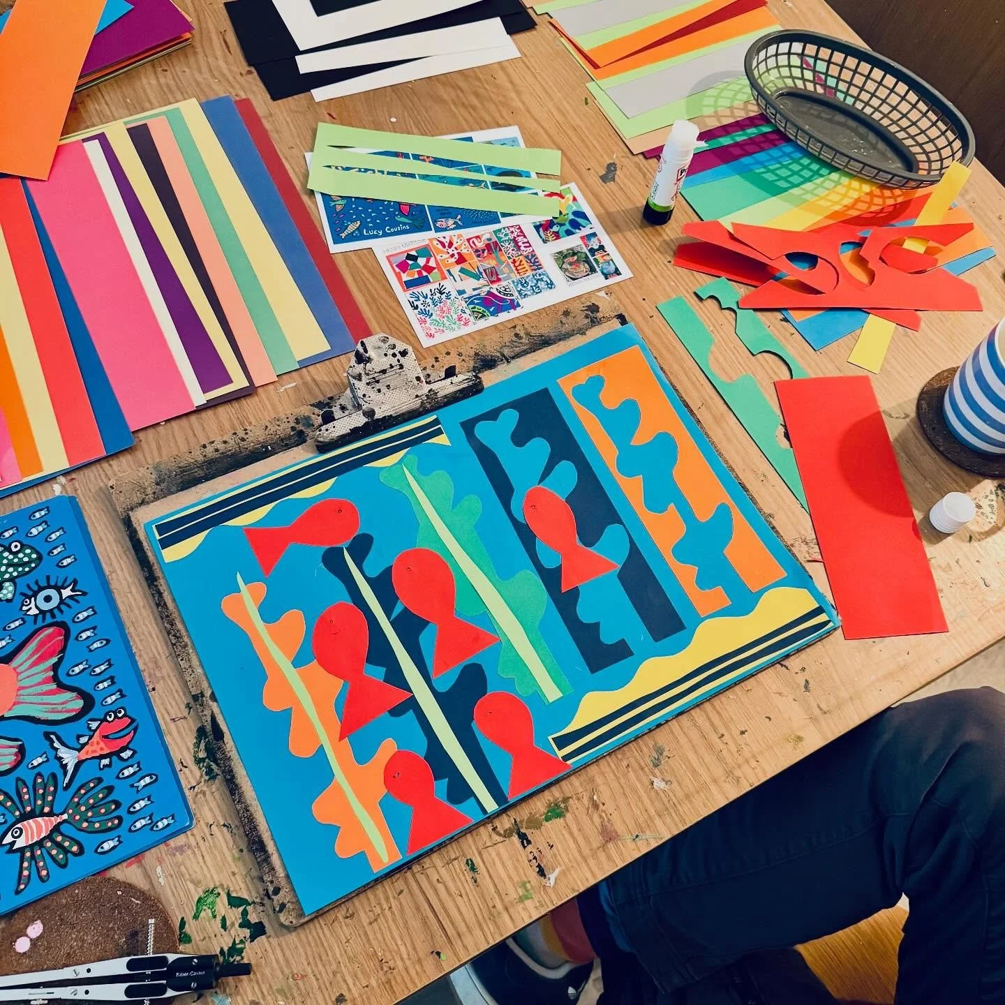 Colourful Collage! 
ππ§‘♥οΈππ§‘♥οΈ
Inspired by the lovely book “Hooray for Fish” by Lucy Cousins and Henri Matisse’s Cut-Outs series, we drew with scissors and explored colour and composition.
Beautiful work π
.
.
.
.