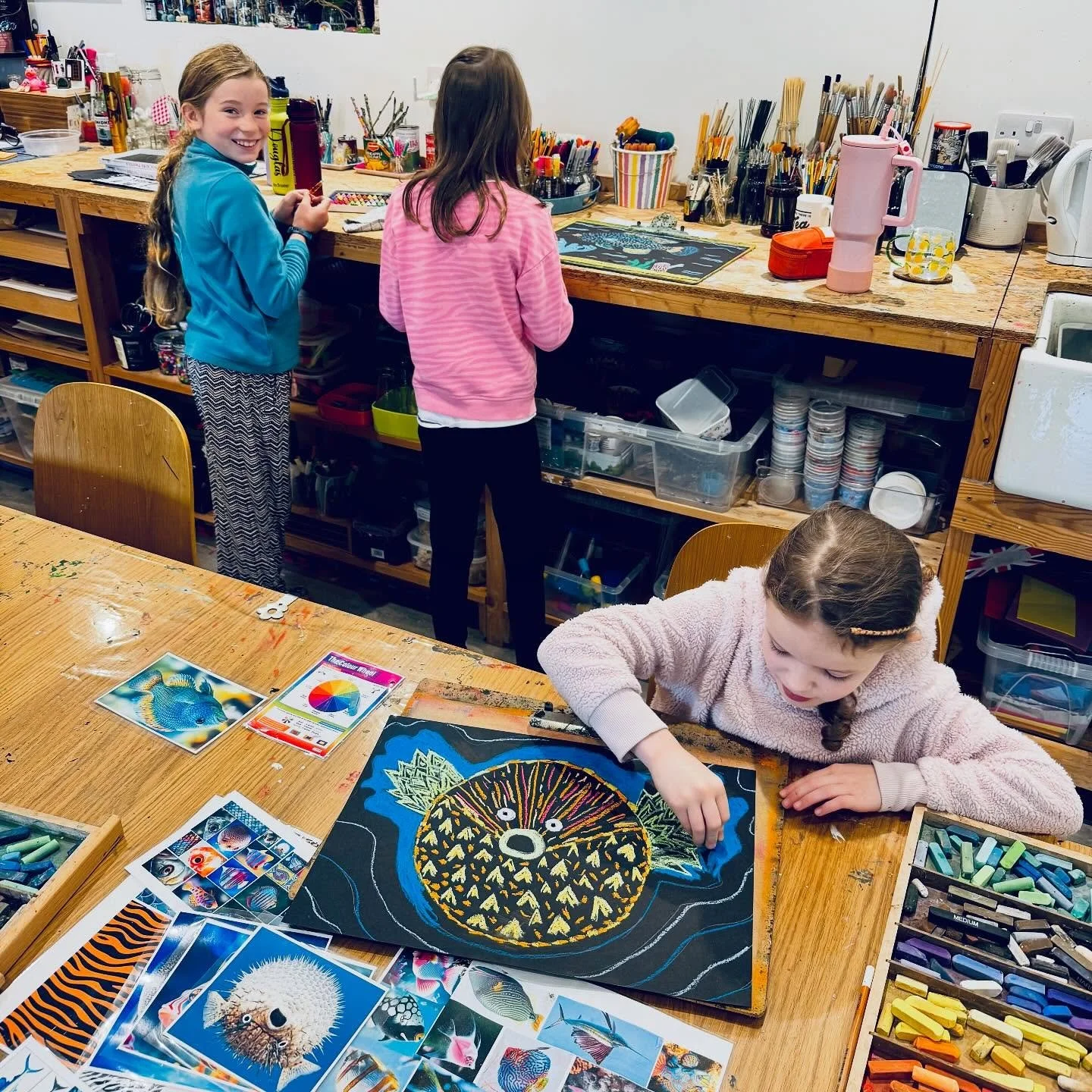 Hooray for Fish!! ππ π‘
We kicked off our new term inspired by the lovely book, “Hooray for Fish” by Lucy Cousins. We explored mark-making and colour using soft pastels.
The students had a lot of fun creating their own fish on A3 black