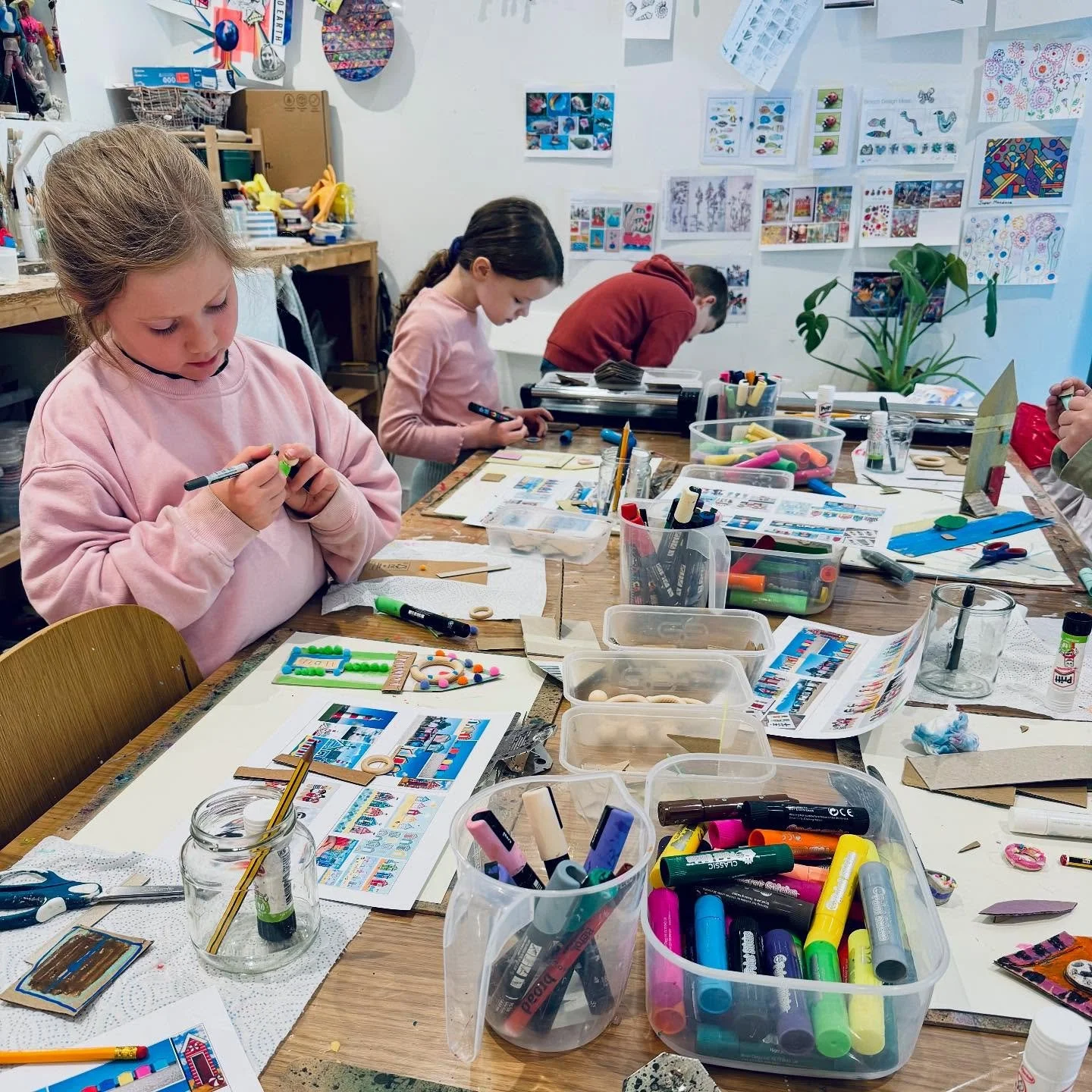 Beach Huts and Peg Dolls! π
During our last week of term, we had a lovely time creating beach huts and peg people. We used card, paint sticks, glue, and scissors to make our huts, and POSCA pens to bring our wooden pegs to life! The students enjoye