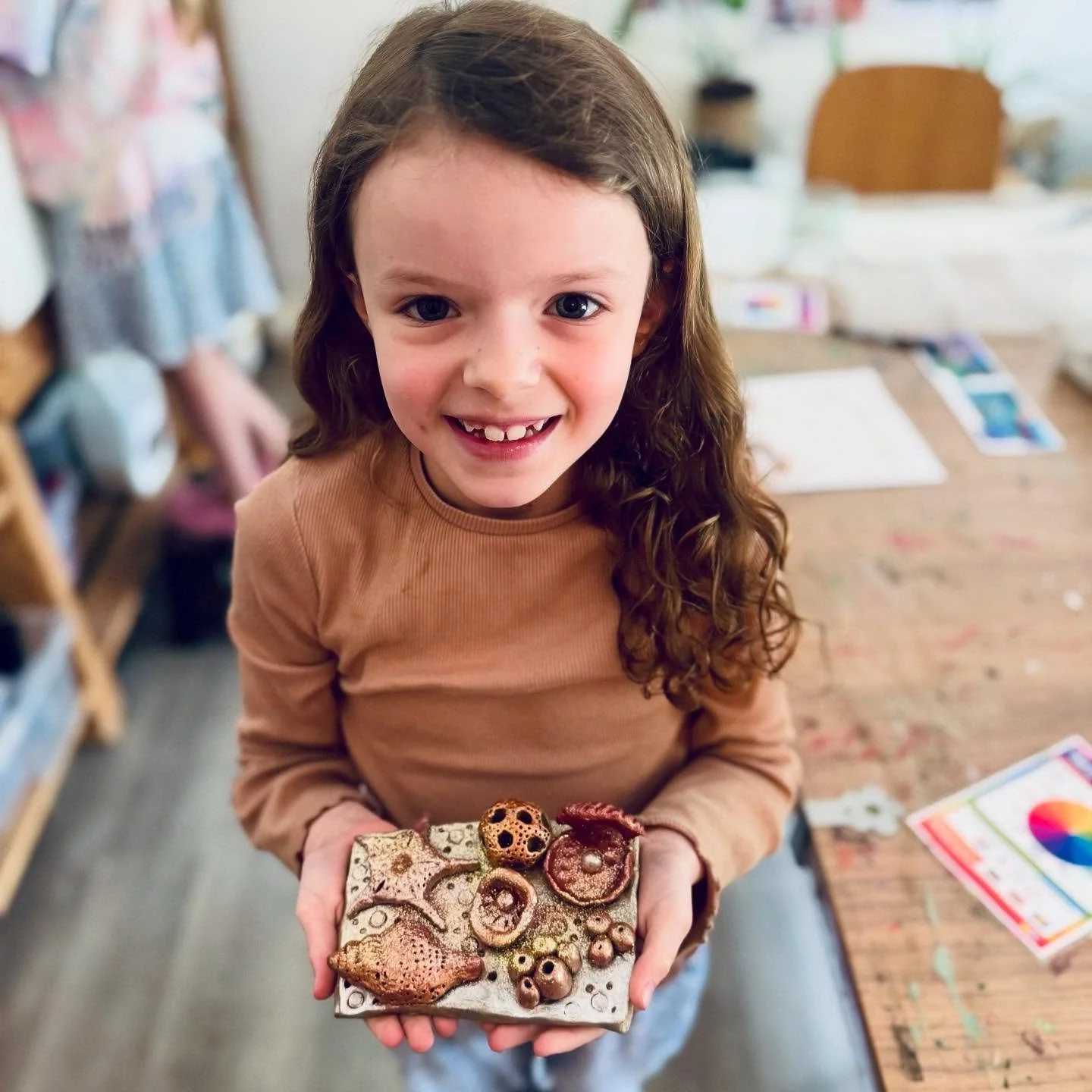 This week, we’ve thoroughly enjoyed adding colour and sparkle to our coral reef inspired clay tiles.
Last week, our students worked with air-dry clay to create some fabulous under-the-sea tiles. This week, they’ve taken their creations t