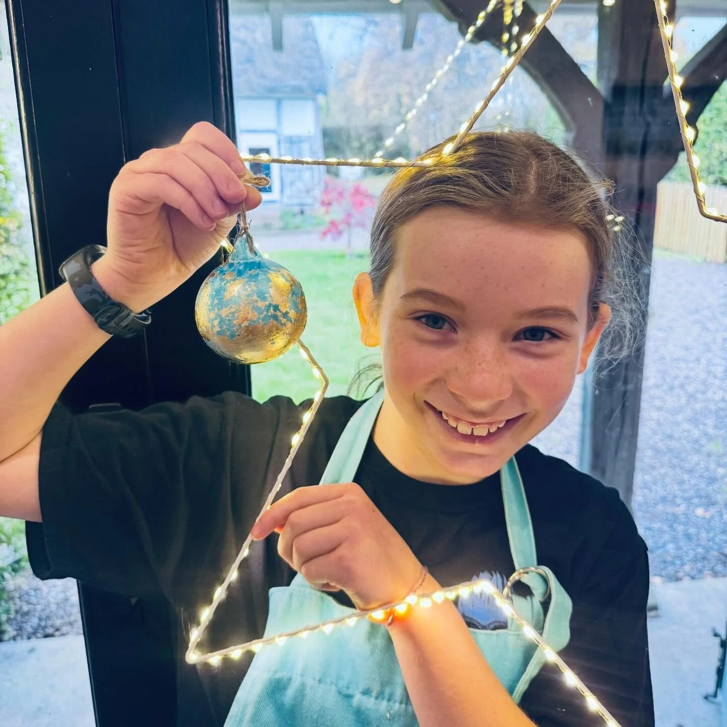 Beautiful Baubles! 🤩
.
.
.
.
.
#christmascrafts #christmas #baubles marbling goldleaf artclass homeeducationuk cheshire