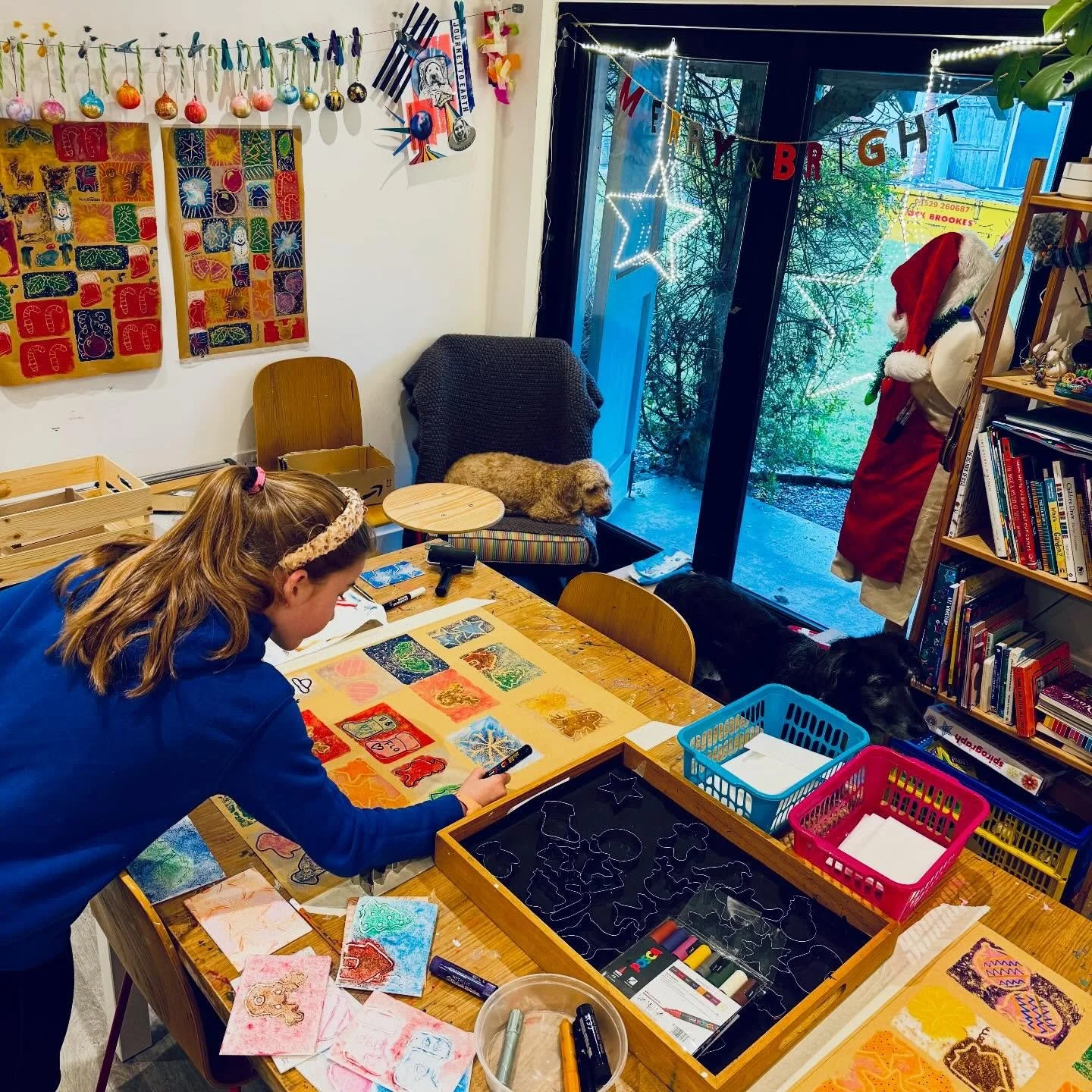 Wonderful Wrapping Paper 🤩
.
.
.
.
.
#christmascrafts #christmas #wrappingpaper print printing baubles marbling goldleaf artclass homeeducationuk cheshire