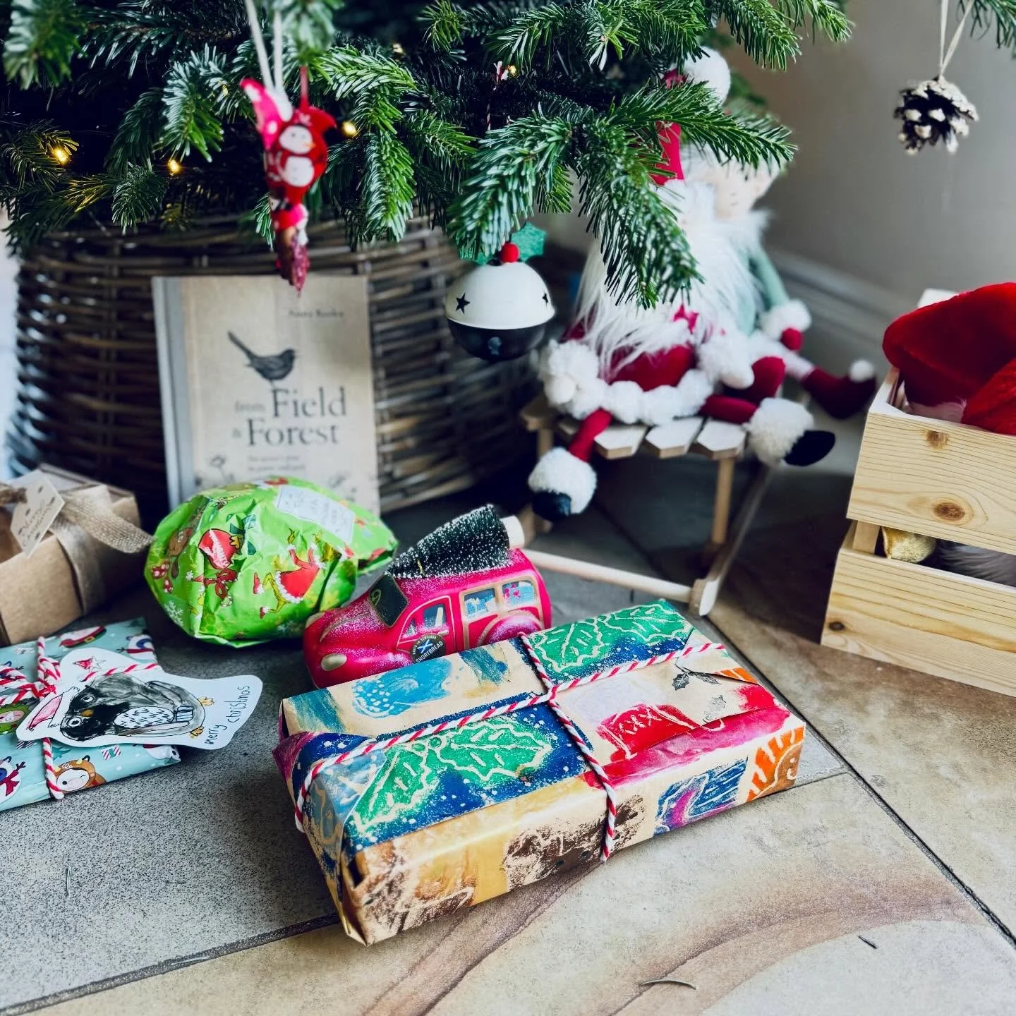 The wrapping paper and baubles look gorgeous on, and under, the tree! Well done everyone 😍
.
.
.
.
.
#christmascrafts #christmas #wrappingpaper print printing baubles marbling goldleaf artclass homeeducationuk cheshire