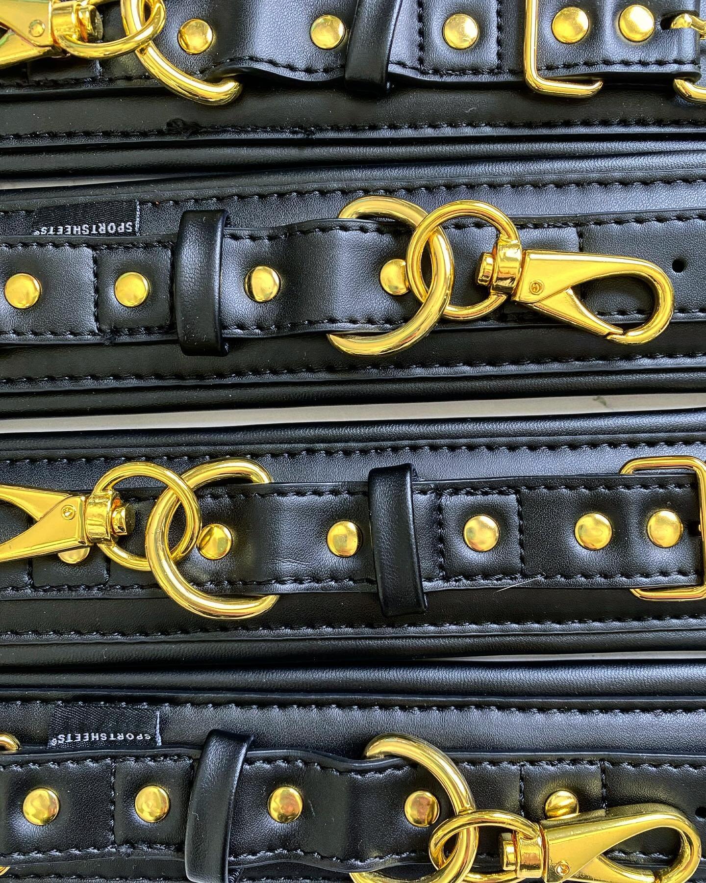 👉🏼 Swipe to see more of these LUXE restraints that are a part of the @sportsheets Under the Bed #Restraints 😍

Not only are they BEAUTIFUL and well made, they are super comfortable for hours of play 😍