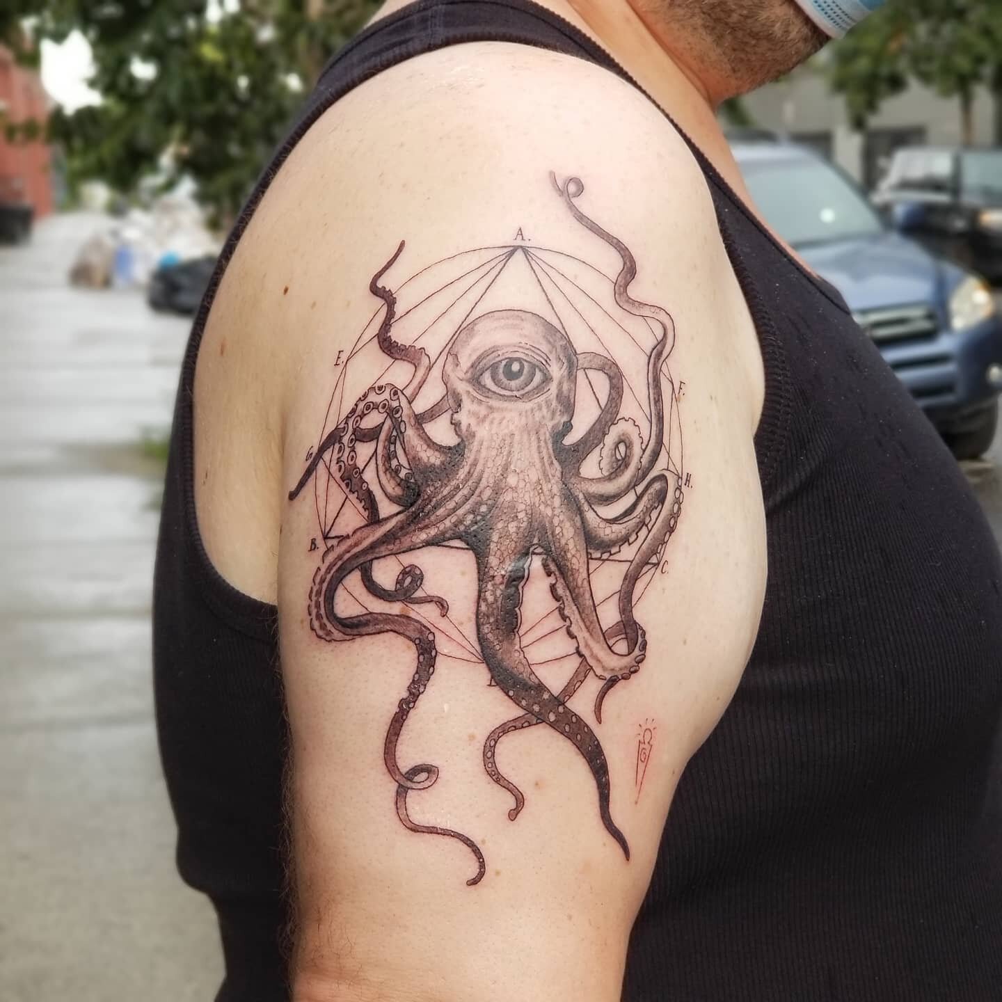 Octopus for a chef. 

#firsttattoo #octopus #blackwork #fineline #aquatictattoo