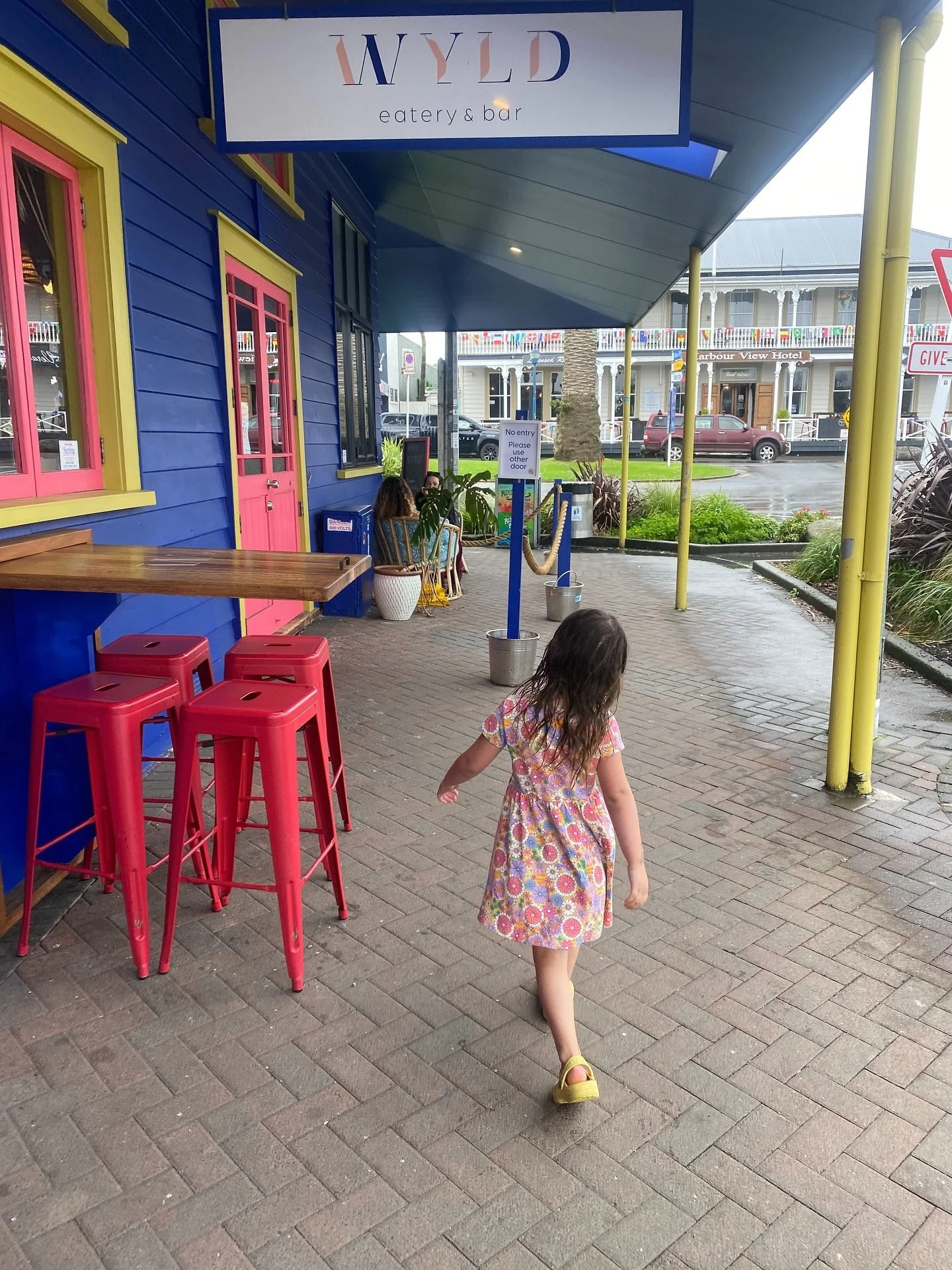 School holidays @ Wyld! ☔️🤞🌞
Fingers crossed for some sunshine soon&hellip; But we&rsquo;re ready with:
- Hot choccys &amp; fluffys
- Muffins
- Smoothies
- Hot chippies
- Crispy chicken
- Hot cakes
- Burgers
And all our regular good things! 🍟🍔🥞?