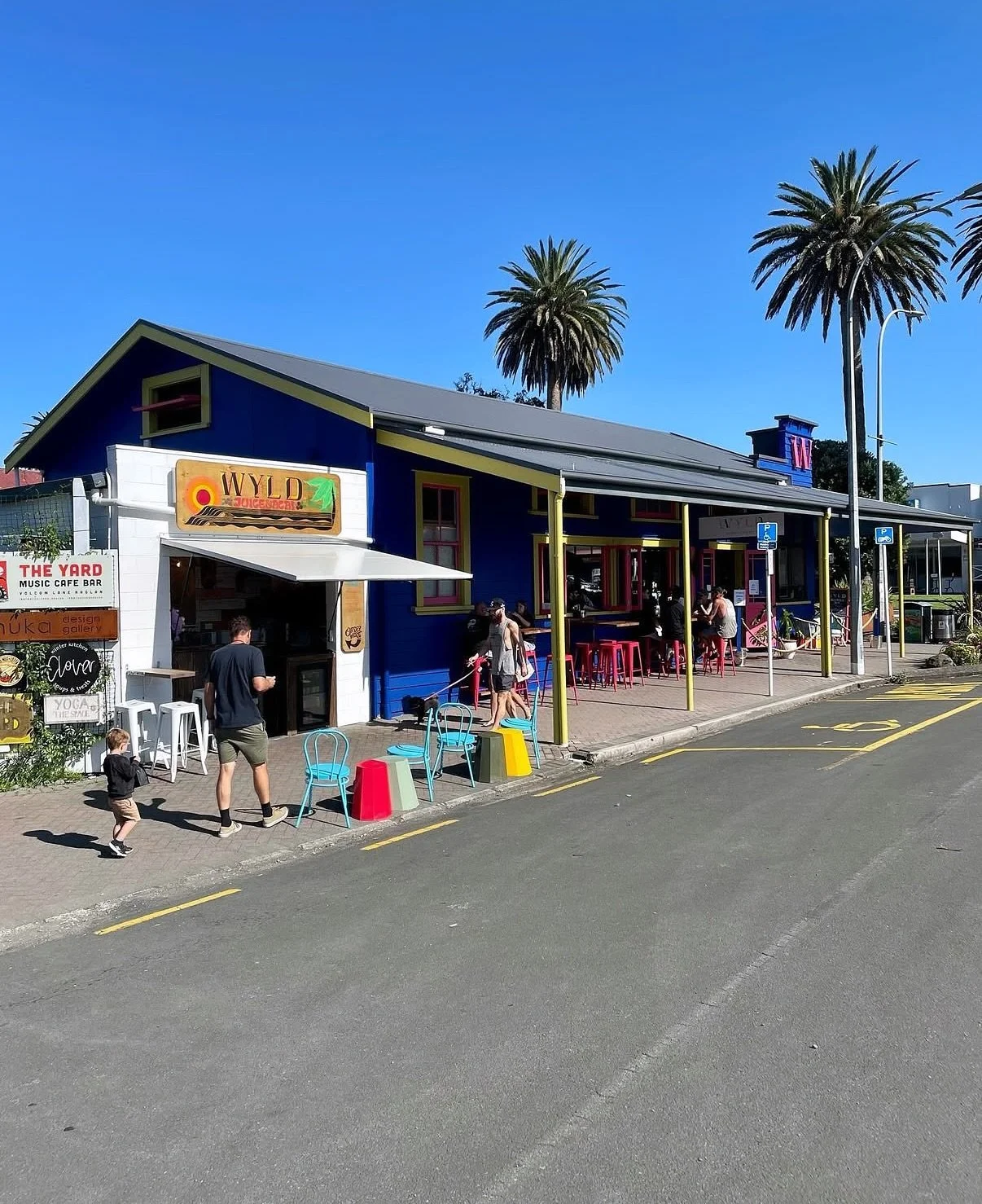 THIS WEEKEND @ WYLD! 🍹🎶🎨
We&rsquo;re open for longer this long weekend!

We&rsquo;ll have live music 2-3pm on Sat 25th Oct for @raglancountryandbluesfestival with Dave Maybee and Mojo 3! 

It&rsquo;s also @raglanartsweekend so come check out some 