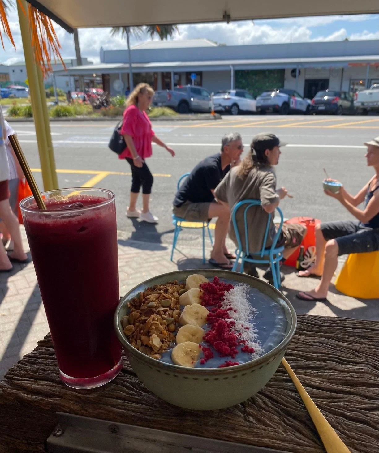 Have you tried our smoothie bowls yet? 🤤🍓
We make our smoothies extra thick and load it with yummy granola &amp; toppings! You can also add our house-made peanut butter 🥜