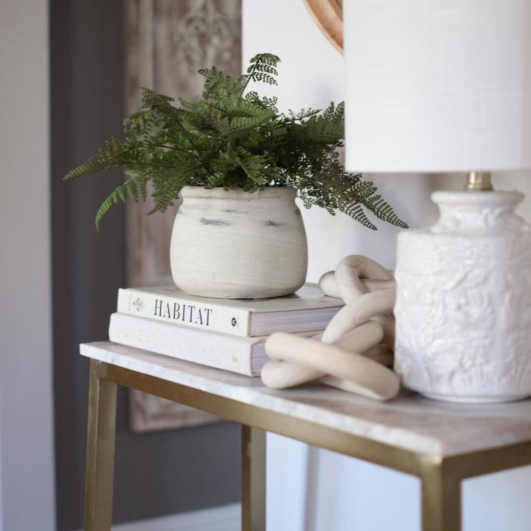 .
.
.
.
.
#modernfarmhouse #homestyling #modernfarmhousedecor #modernfarmhousestyle #modernfarmhousedesign #neutralhome #neutralhomedecor #homeinspo #modernrustic #neutralstyle #doingneutralright #decorcrushing #housebeautiful #simpledecor #simplysty