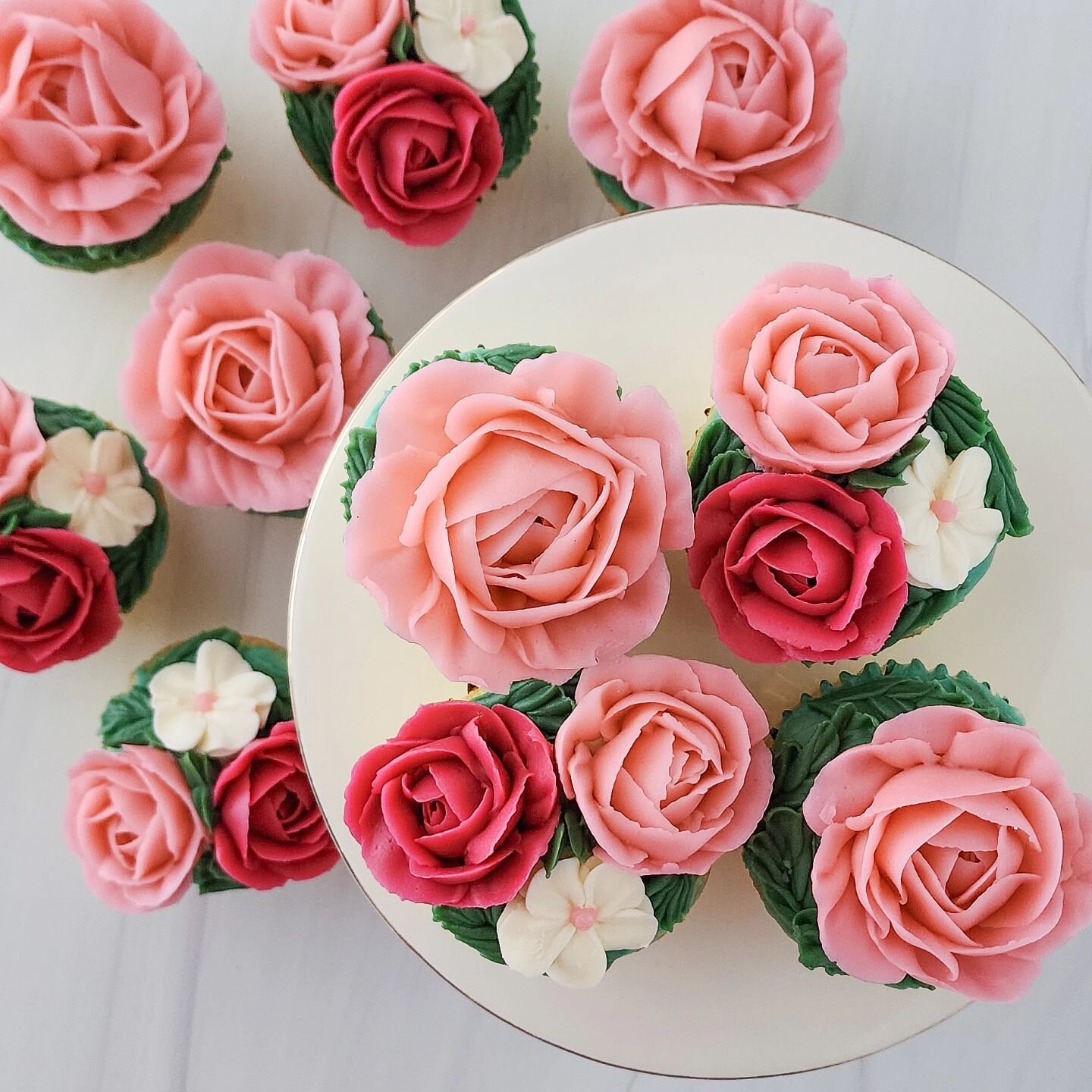 I really love💕 when I get requests for floral cupcakes or when I get to add florals to a cookie set because it's truly the closest I'll ever get to having a green thumb. Thank you to my client for the opportunity to make these pretty pink floral cup