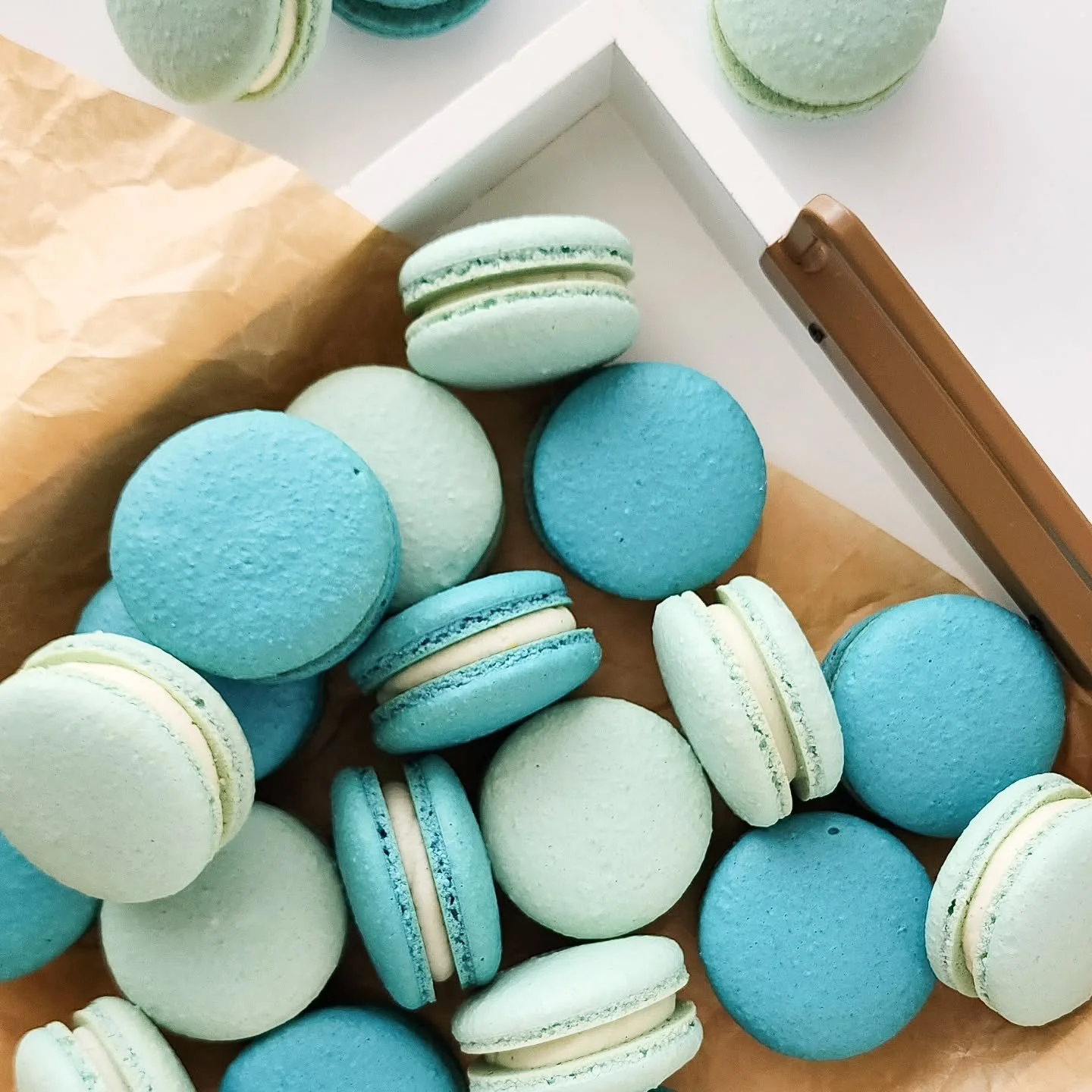 ✨️Monday, macarons and moving! I haven't been very active here lately. It's been a year already! Amiright?! We have been spending our time slowly packing and getting ready for our move, and the time has finally come! 🏡Our home is all ready for us to