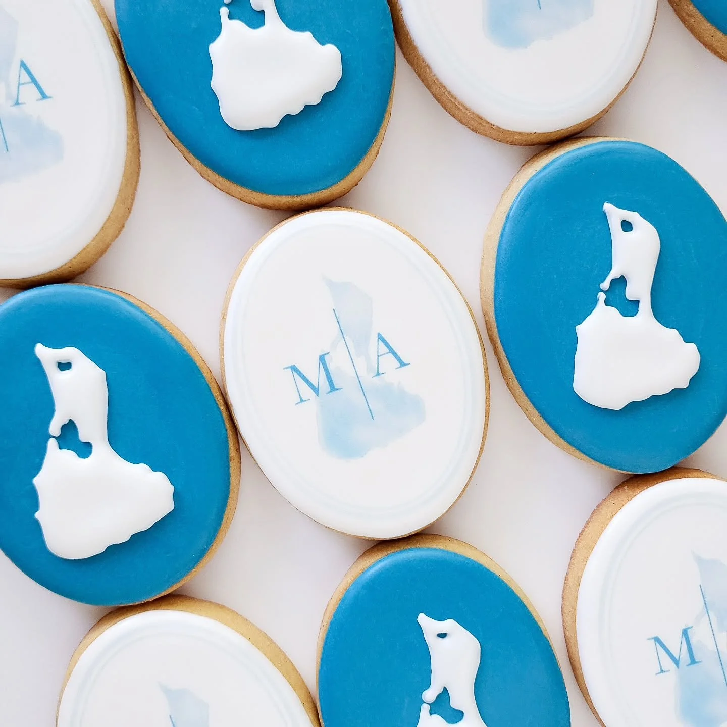 My new favorite?! Weddings with custom monograms! 💙 They look so pretty printed on a cookie and make the perfect gifts for guests!

#weddings #blockisland #blockislandwedding #ctmade #ctbaker