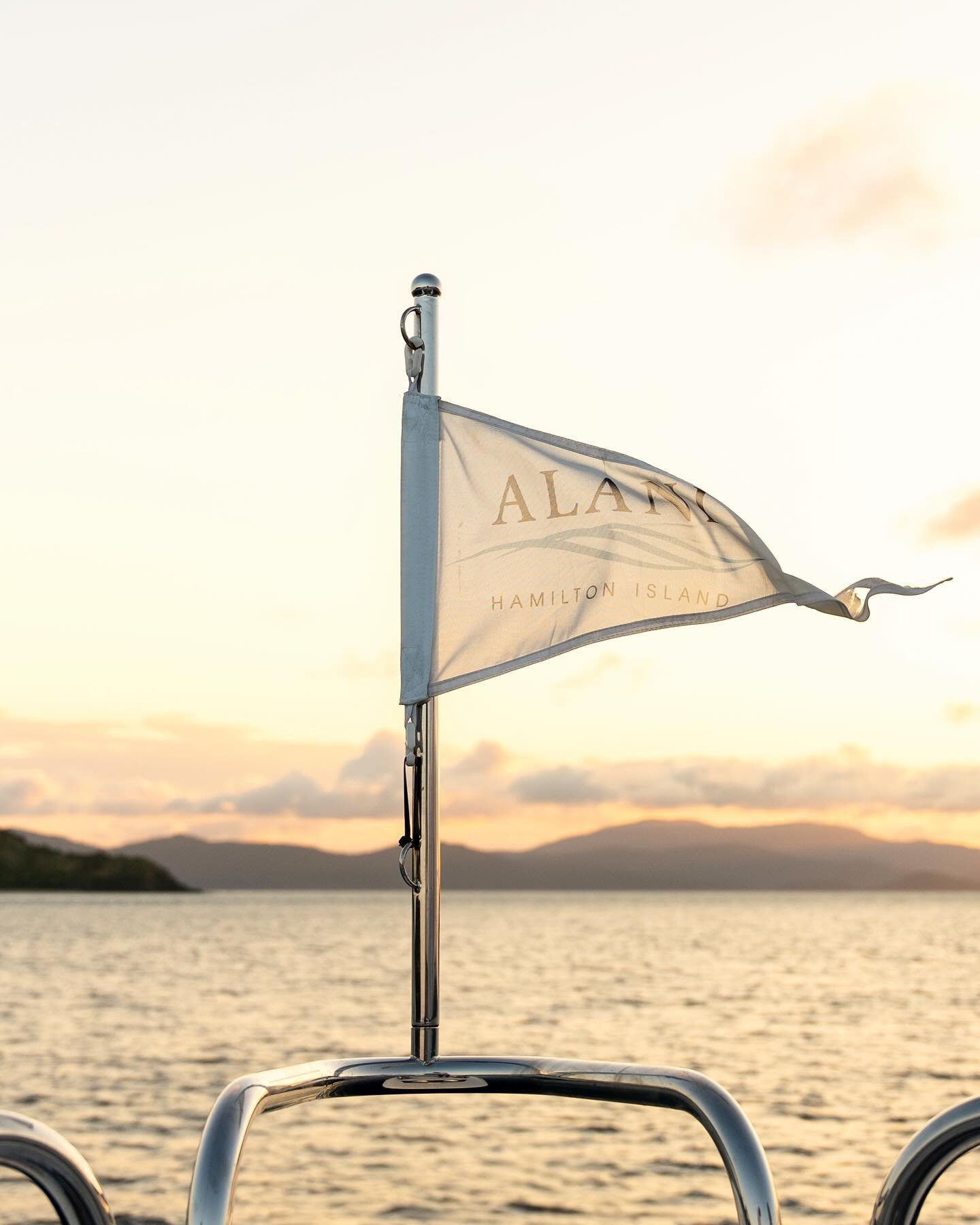 @alaniexperience accommodation on Hamilton Island provides unparalleled luxury both on land and water. With options like on land houses Cowries and Jasmine, or the M/Y ALANI yacht, guests can enjoy impeccable interior finishes and breathtaking views.