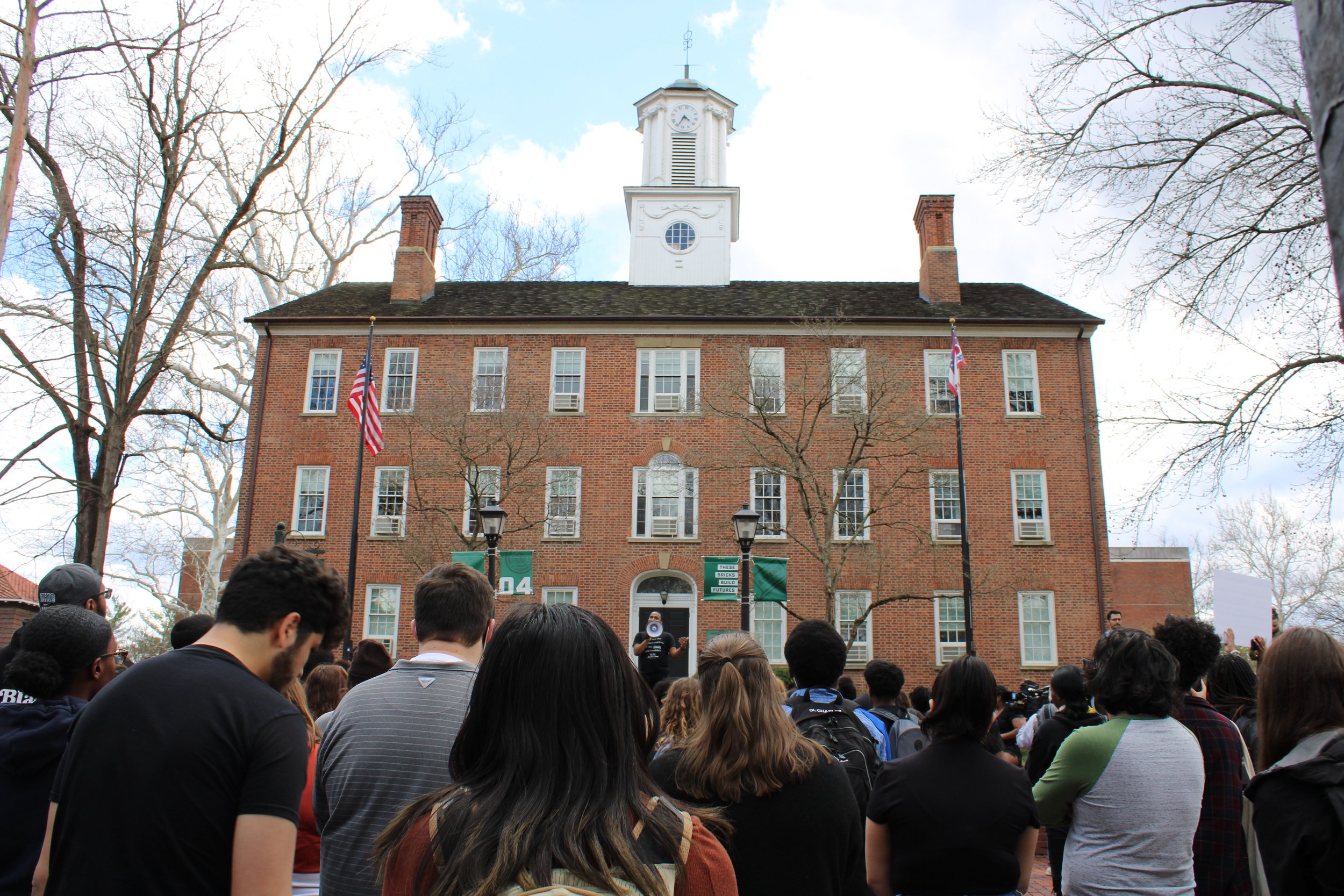  Ohio University Minority Association of Pre-Health Students (MAPS) Senior Advisor Maurice Swift draws in the crowd in front of Cutler Hall. Photo by Izzy Keller. 