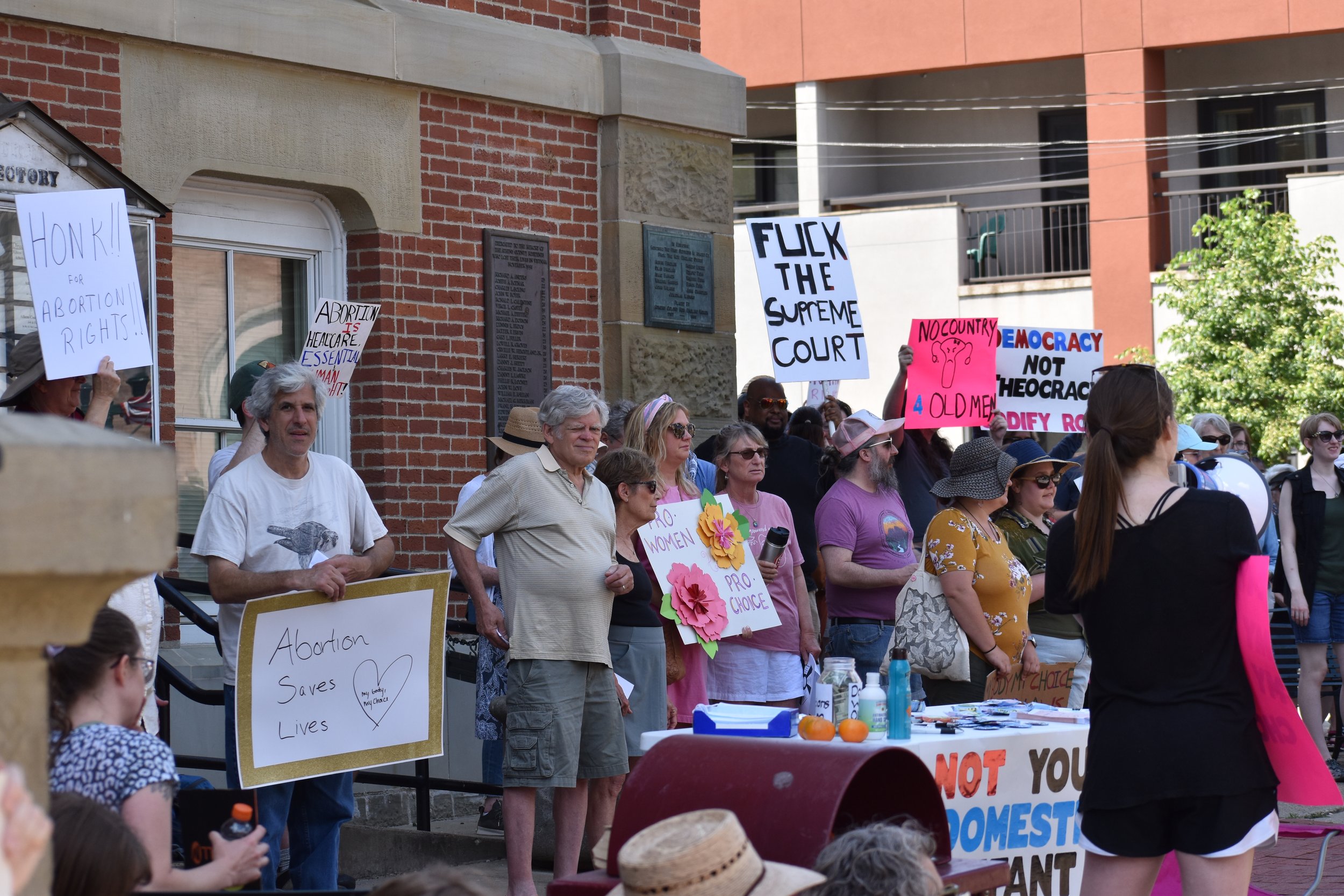  A group of demonstrators outside the courthouse. Photo by Bo Kuhn. 