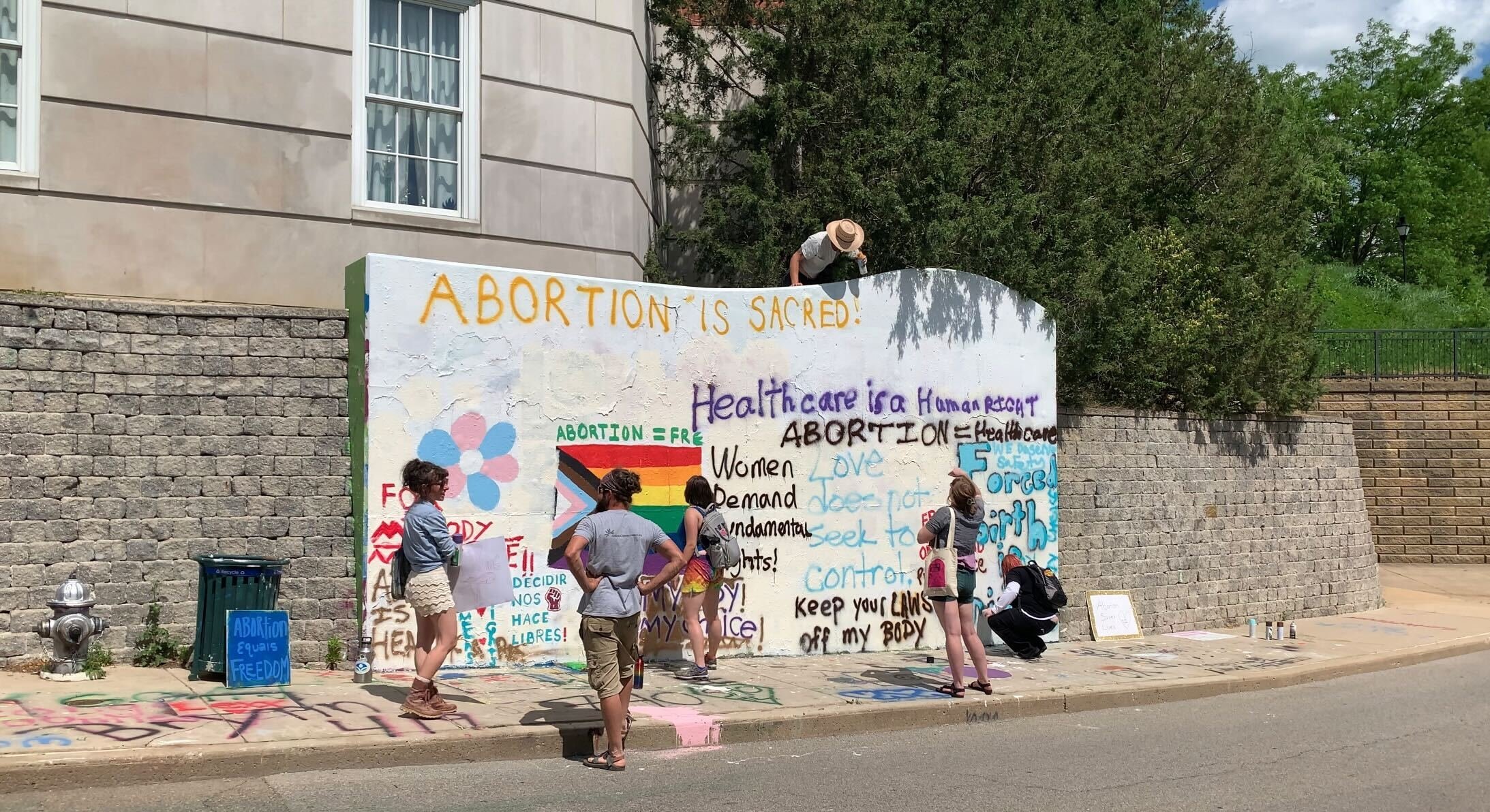  Protestors write messages in support of reproductive rights on the free speech wall. Photo by Bo Kuhn. 