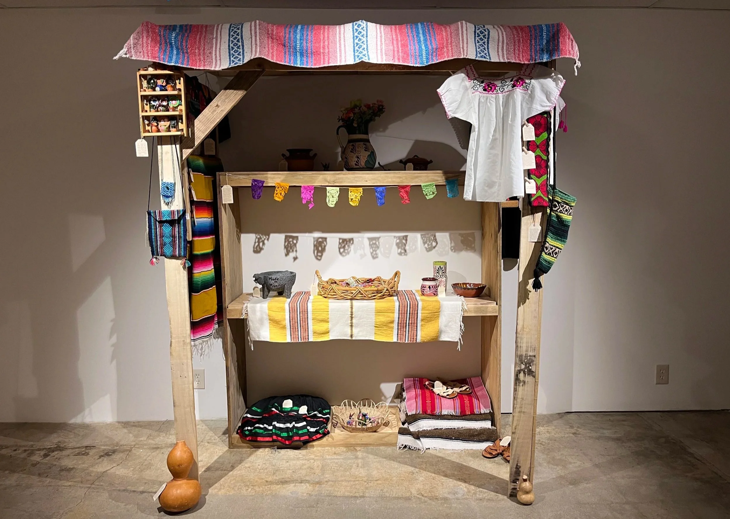 “Vamos al Puestecito” (2025)
Installation with found objects, ephemera, and text