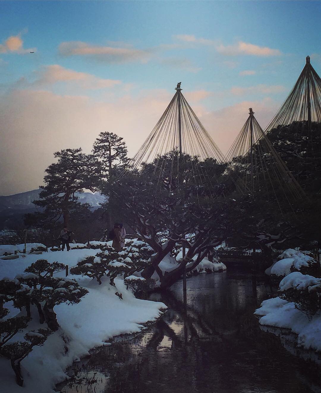 #kanazawa #structure #tone #japan_daytime_view #picture_to_keep #lovers_nippon #ig_japan #instagramjapan #wu_japan #park #sunset #tree #garden #japan #wanderlust #winter #snow #travelphotography #travel #travelgram #moodygrams #pond #clouds