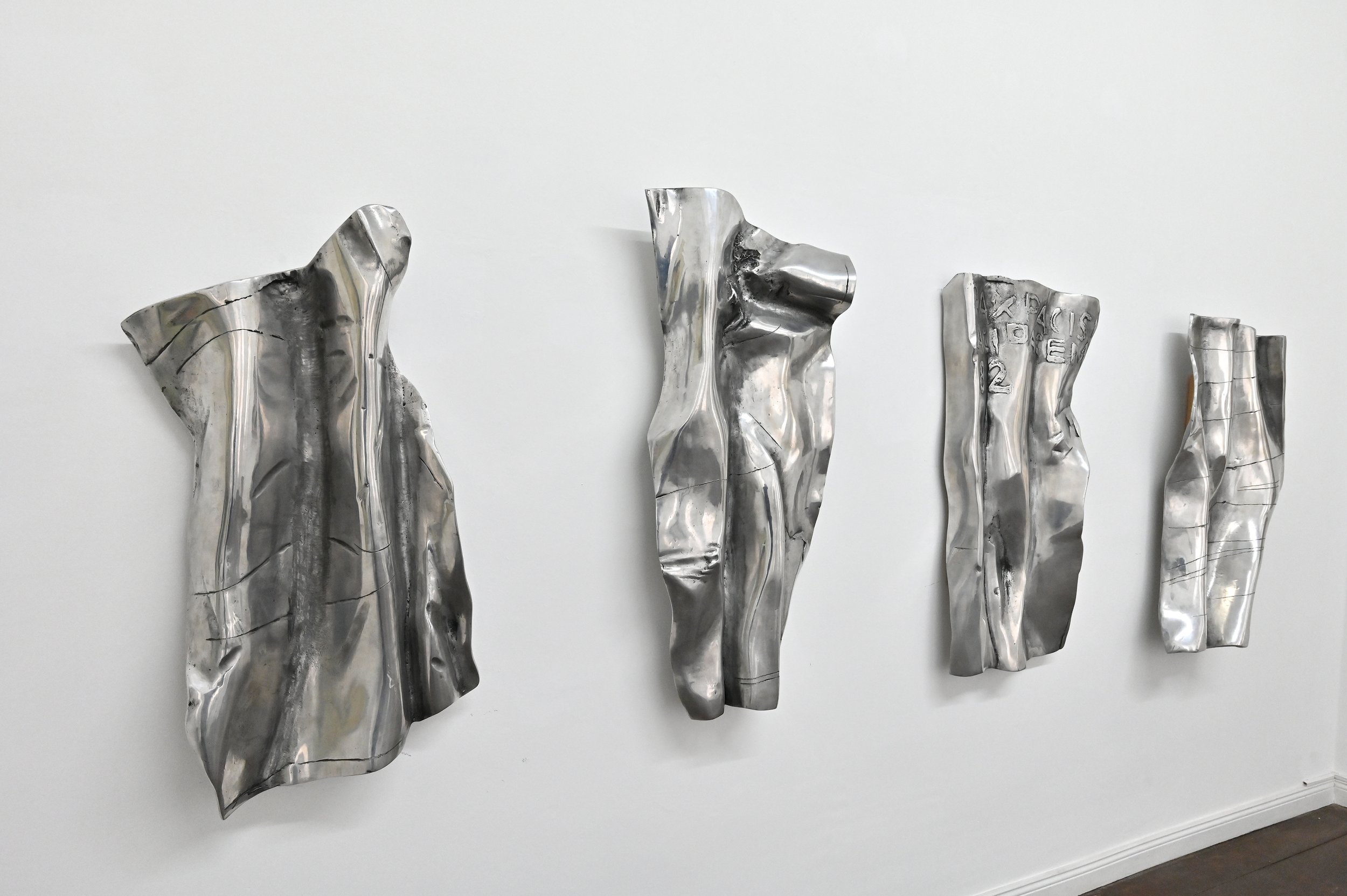 Michael Schoenholtz, Vier Pfeilerreliefs / ​​Four pillar reliefs, 1982, Aluminium, 110 x 53 x 60 cm.
Foto: Michael Lüder.