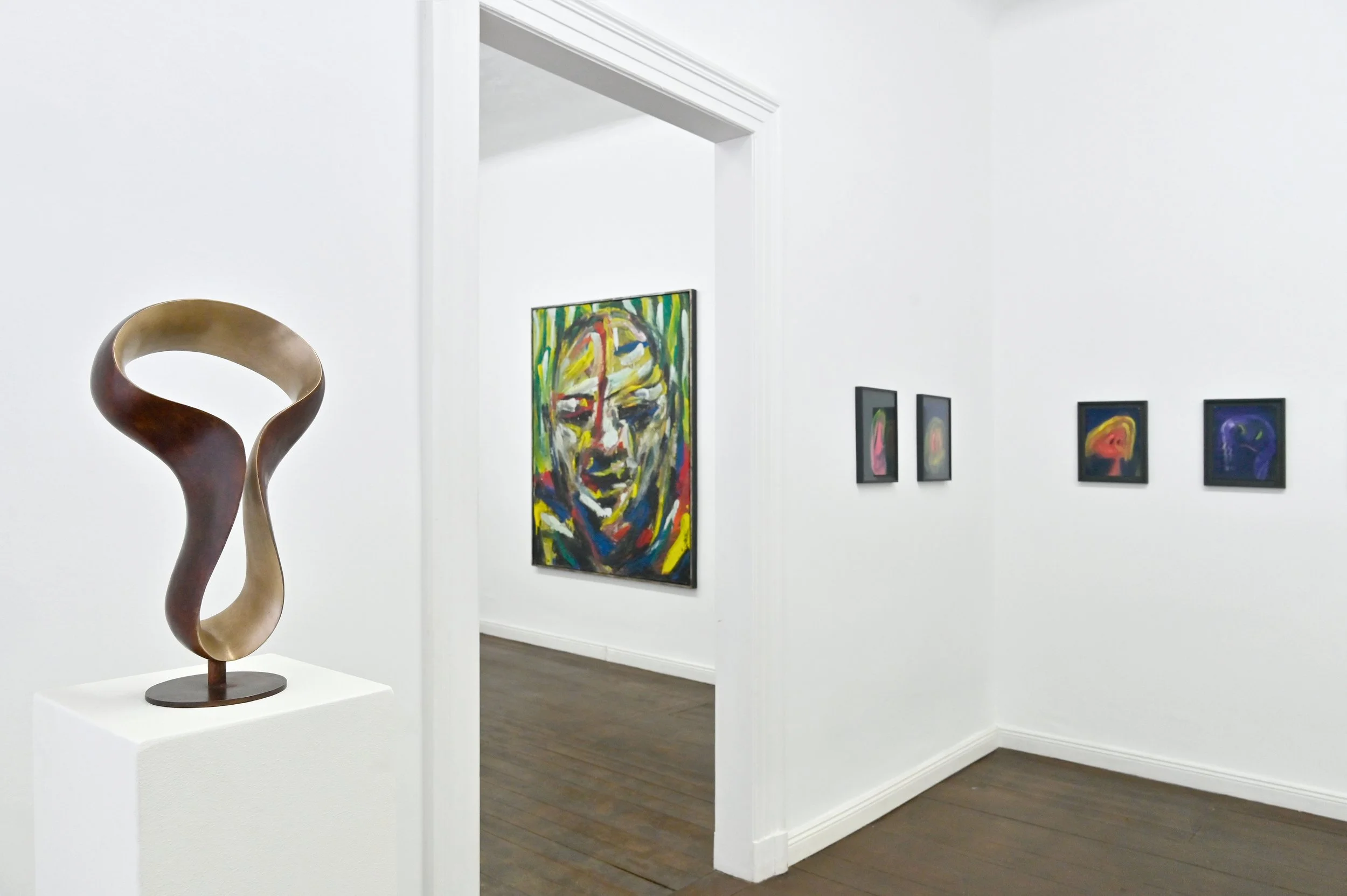 1) Stefan Ludes, Loop, 2025, Foto: Michael Lüder; courtesy of the Artist. 2) Martin Heinig, Kopf, 1970er Jahre, Foto: Michael Lüder; courtesy of the Artist; 3) Aneta Kajzer, Nachtgestalten 1-12, 2020, Foto: Michael Lüder (von links nach rechts)