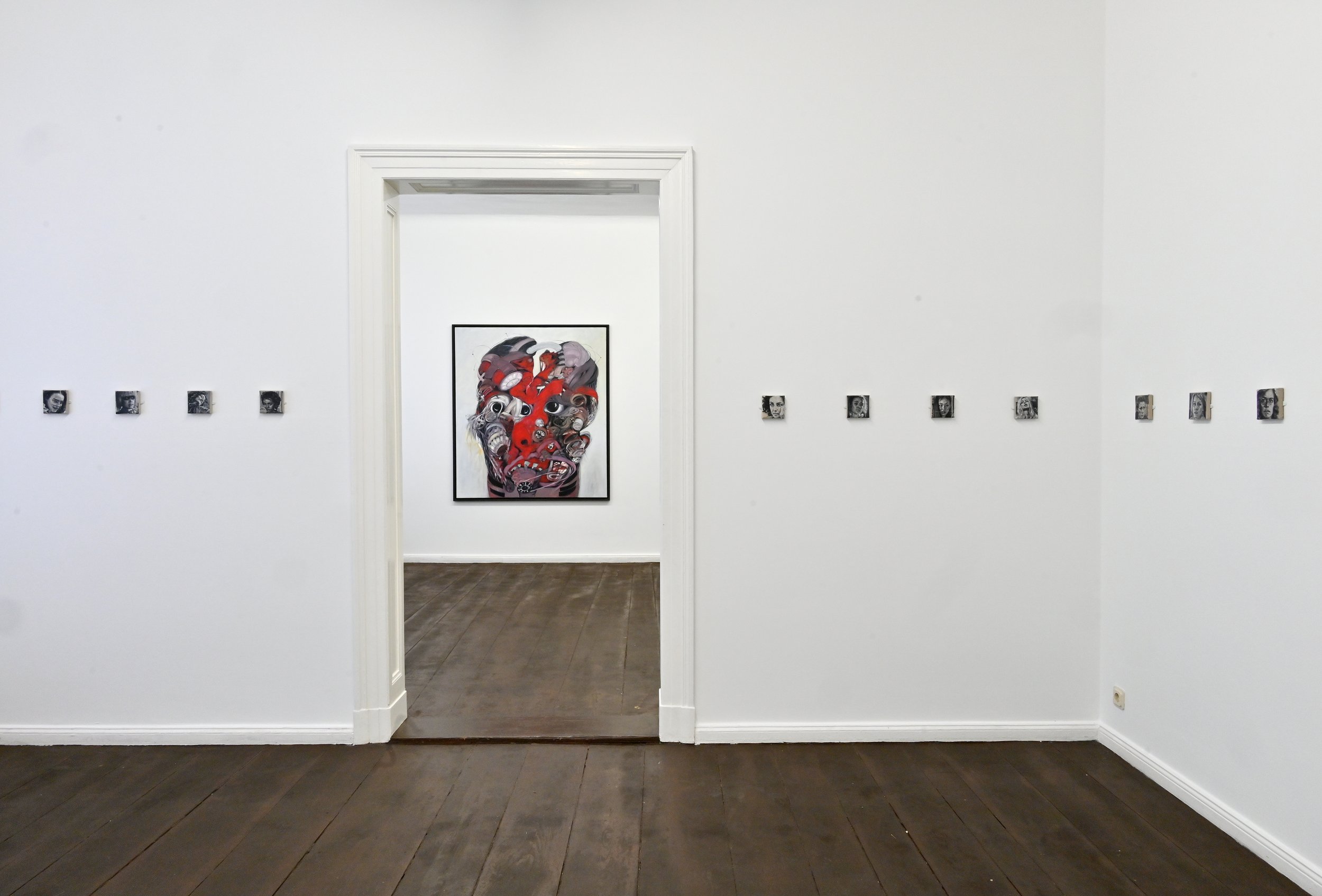 1) Roxana Halls, Wayward Women of Cinema, 2023 – 2025,  Foto: Michael Lüder; courtesy of the Artist (vorn). 2) Margo Guttmann, Maskulin, 2012, Foto: Michael Lüder; courtesy of the Artist (hinten)