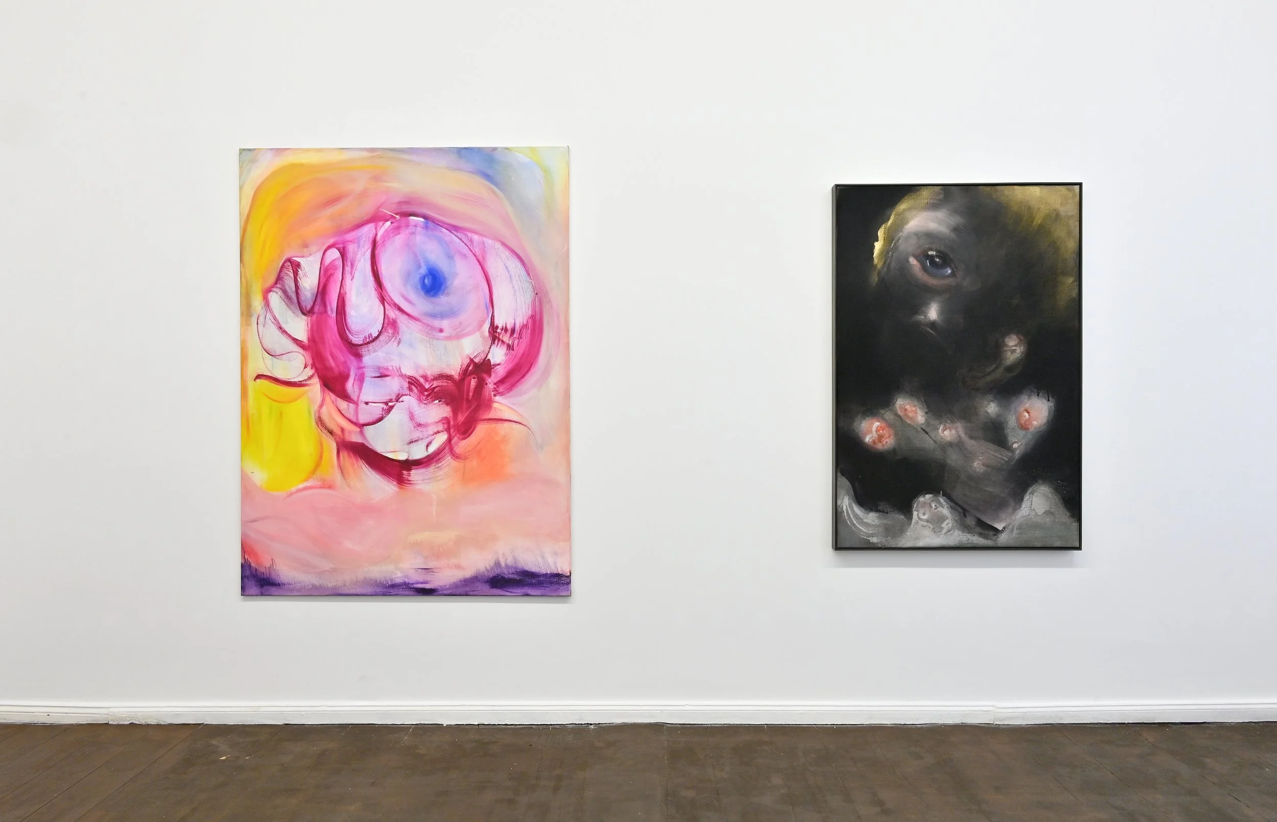 1) Aneta Kajzer, Anti-Hero, 2024, Foto: Michael Lüder; courtesy of the Artist (links). 2) Leiko Ikemura, Ach, 2015, Foto: Michael Lüder; courtesy of the Artist (rechts)