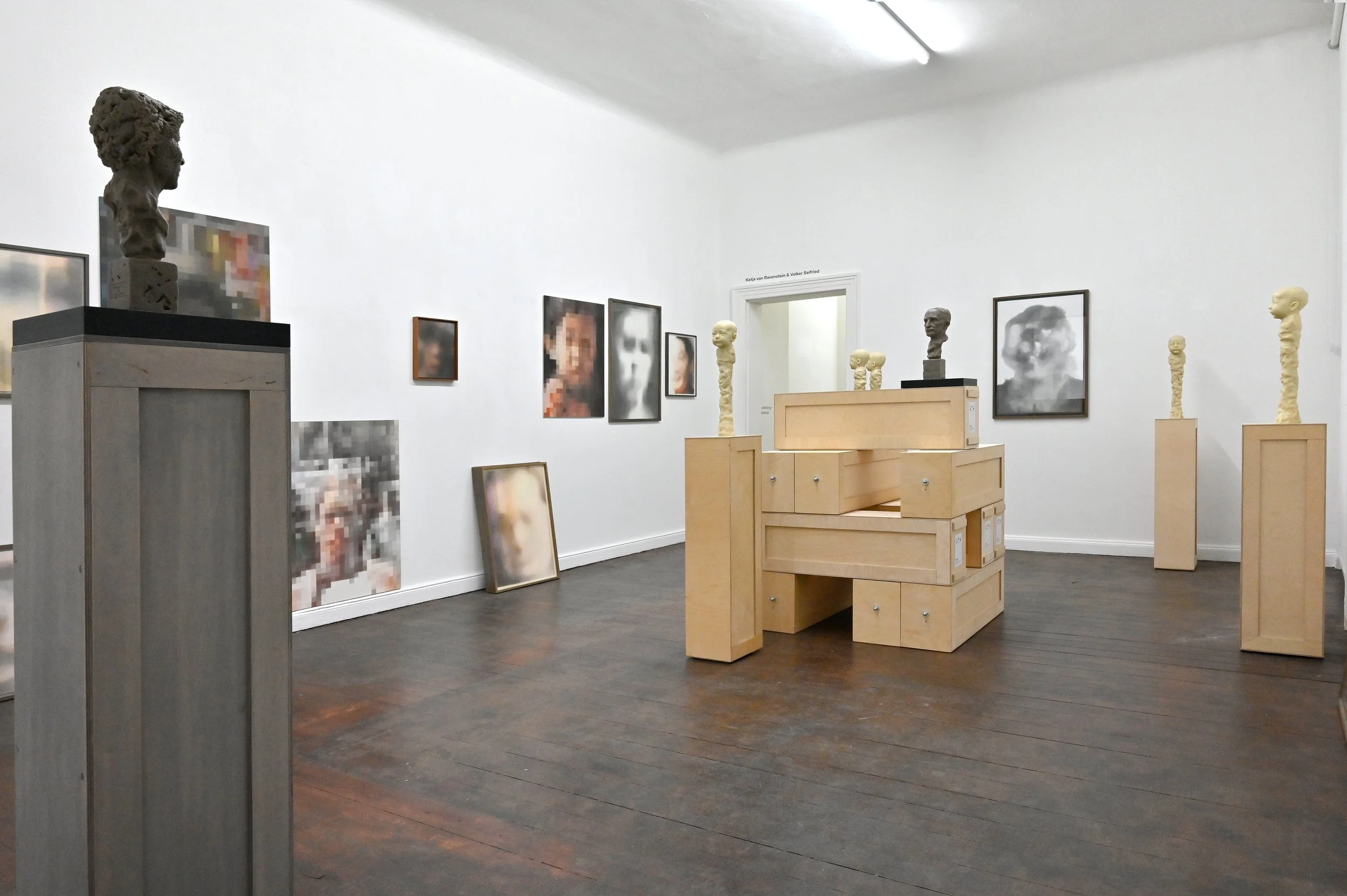 Kunstwerksammlung von Katja van Ravenstein und Volker Seifried, Zeichnungen aus der Serie Heads und In Space, Wachsskulpturen. Foto: Michael Lüder. 