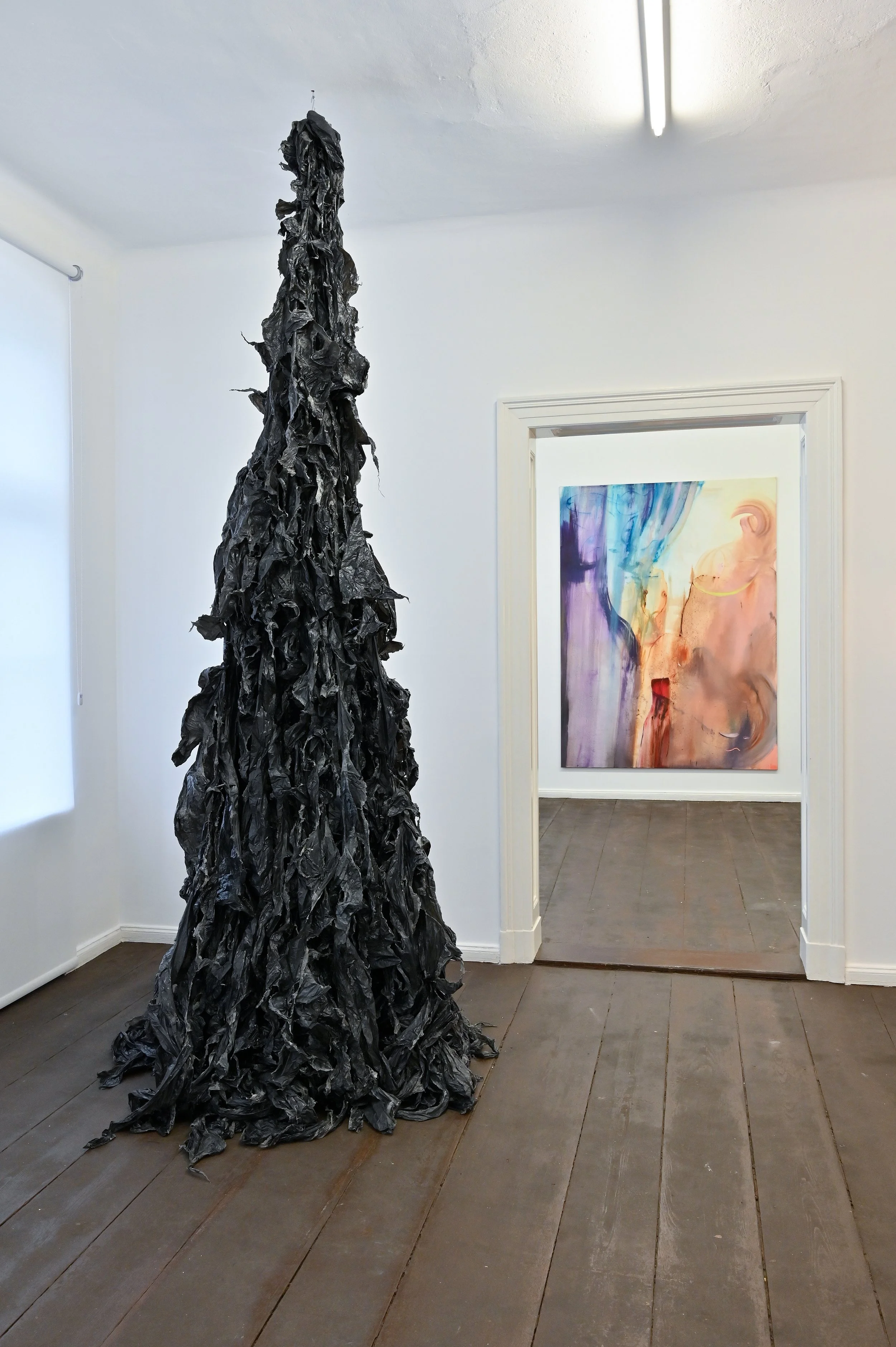 1) Carola Ernst, Morph X / II / Transformation Noir, 2020 
2) Aneta Kajzer, Inner Child / Das innere Kind, 2025
Foto: Michael Lüder