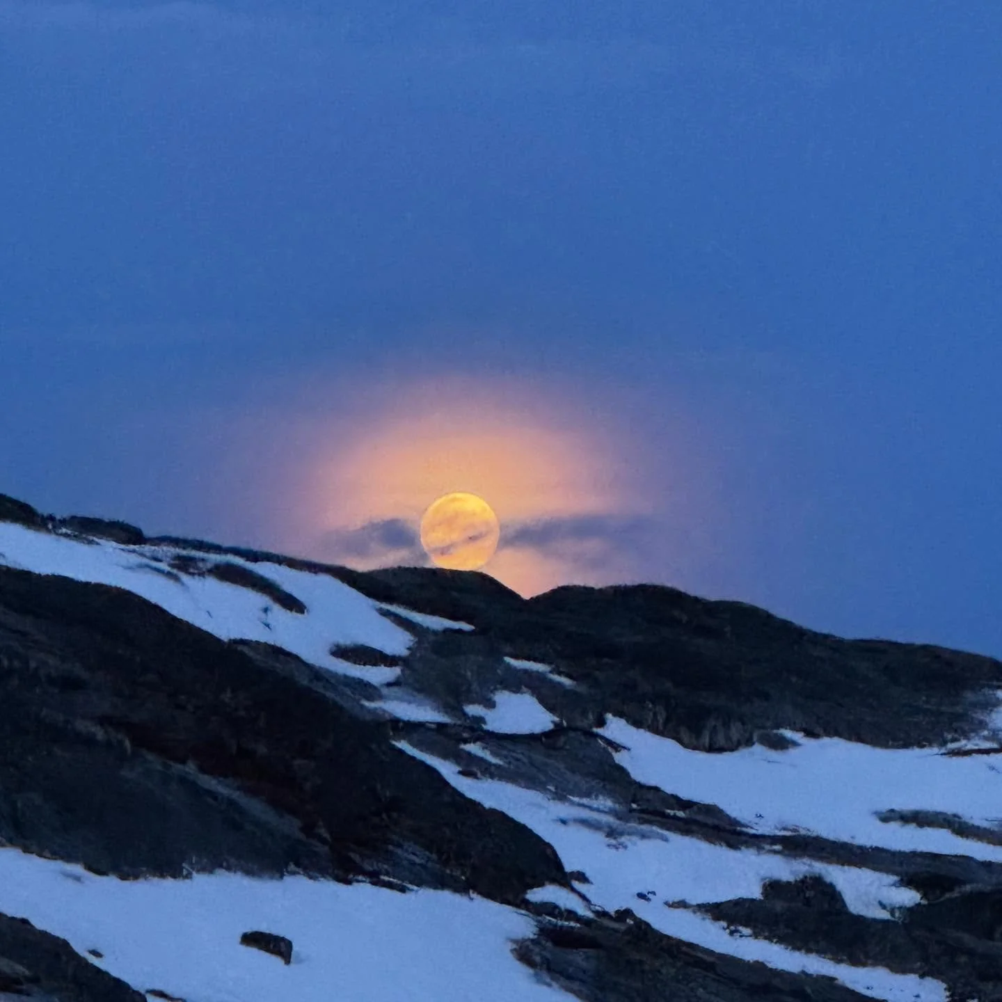 New year - full moon 🤍 

Looking forward to the last 3 months in the yoga studio on Pile All&eacute; 🫶