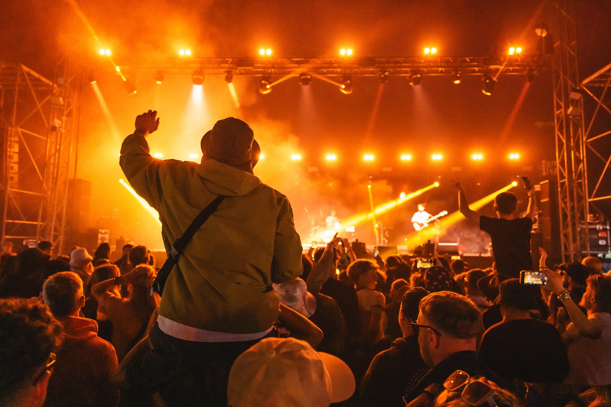 Fan on shoulders in a festival tent. Ynot photographer.