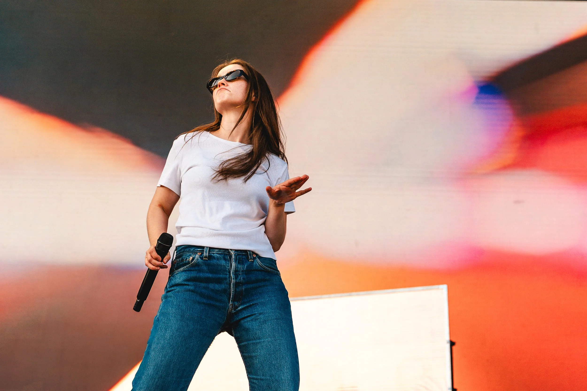 Sigrid throwing some dance moves on the Ynot festival mainstage. Music photographer.