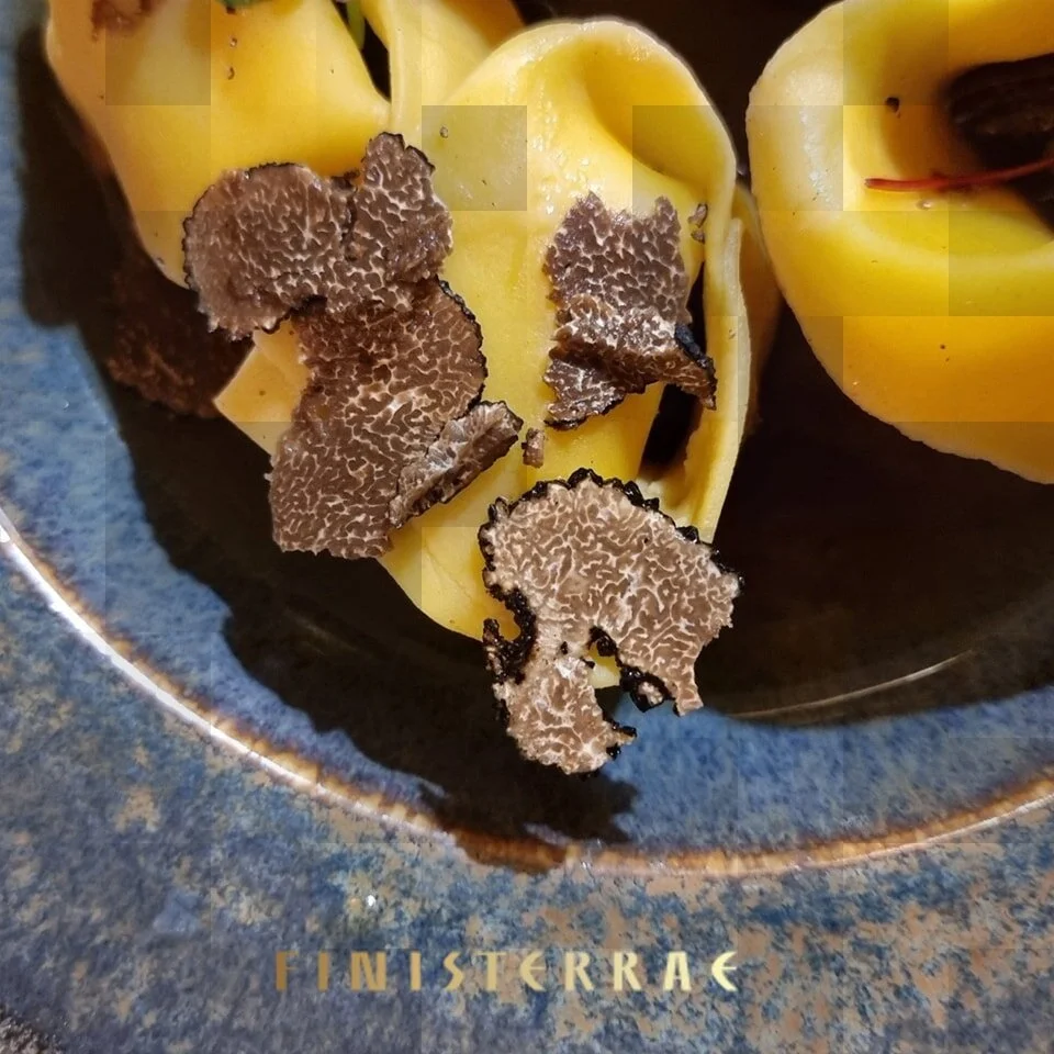 Cenone di Capodanno.
∙∙∙∙∙ Per il primo piatto, ∙∙∙∙∙∙
Cappelletti al parmigiano fuso, consommé invernale 
e scaglie di tartufo invernale.
www.finisterraefirenze.com/capodanno
#capodanno2024 #capodanno #newyearseve #newyears #festiveseason #