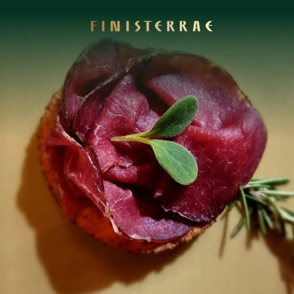 Cenone di Capodanno.
I prossimi due antipasti arriveranno dalla terra,
Polpettina di quaglia impanata con trifolata di funghi porcini.
Carpaccio di cervo affumicato e panella, deliziose frittelle di ceci.
www.finisterraefirenze.com/capodanno
#capod