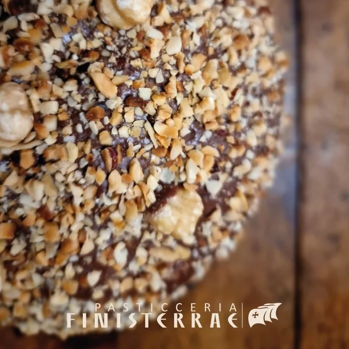 Panettone Fichi e Noci.
Due sapori classici della stagione invernale messi insieme in questo panettone natalizio. L'impasto classico è riempito con fichi canditi, il rivestimento è una glassa di cioccolato al latte e noci
Disponibile n