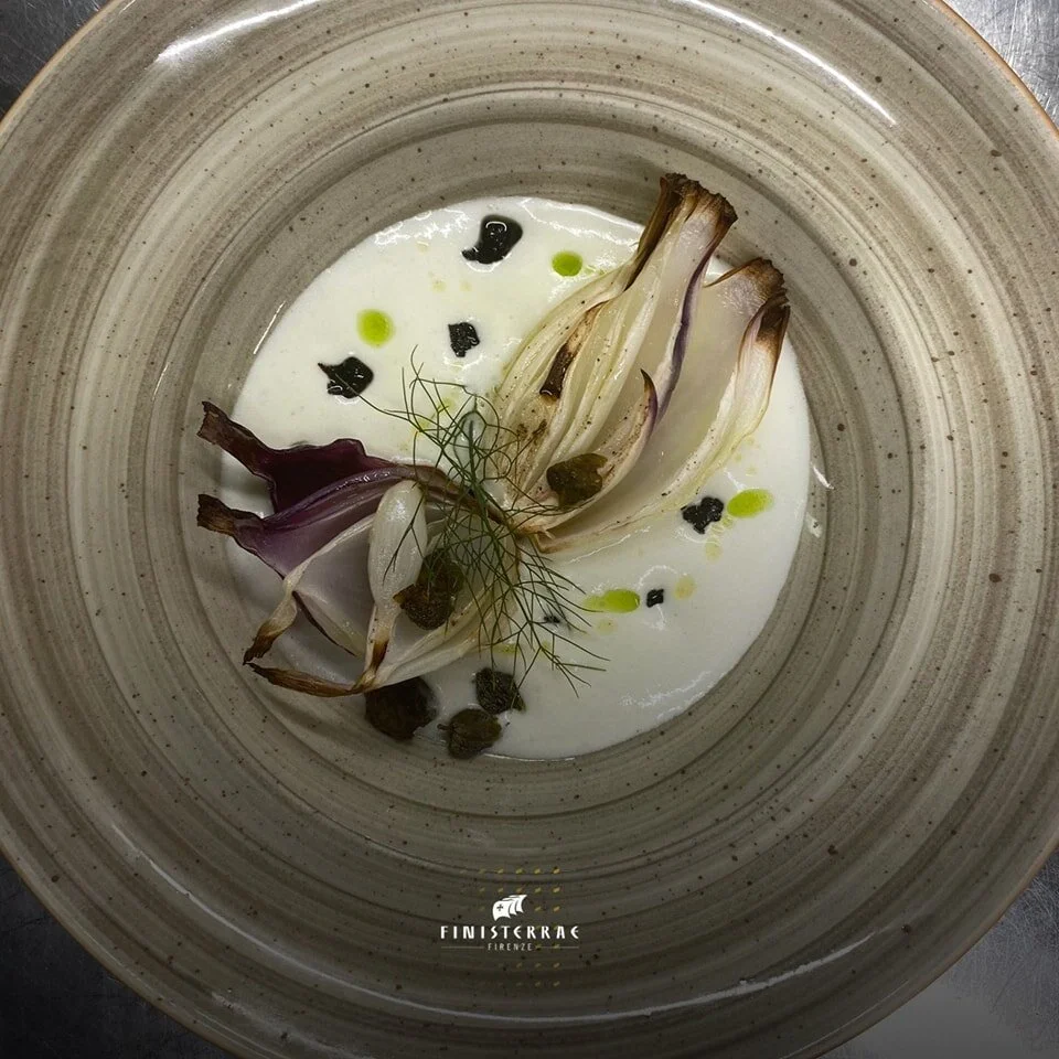 Cipolla di Tropea arrosto su spuma di patate con aglio nero.
#menuestivo #estate2023 #summermenu #summer2023 #antipasto  #starters #mediterranean #mediterraneanfood #mediterraneanlifestyle #mediterraneandiet #mediterraneancuisine 
#finisterrae #fin