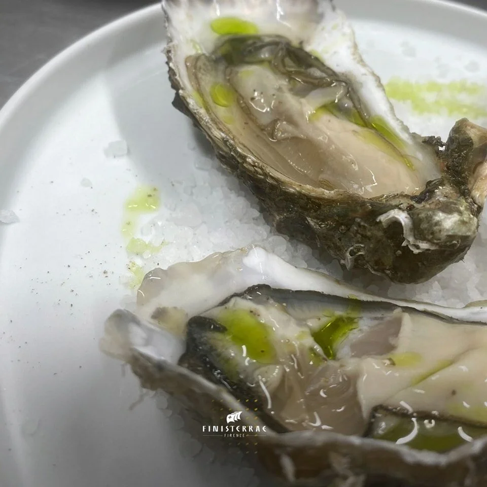 Dal menu estivo, ostriche fresche con olio di prezzemolo servito con gazpacho.
 #menuestivo #estate2023 #summermenu #summer2023 #antipasto #antipastodimare #starters #seafoodstarters #oysters #ostriche #mediterranean #mediterraneanfood #mediterranea