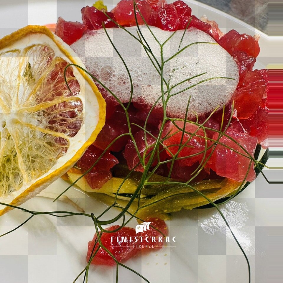 Dal nostro nuovo menù estivo. Tartare di tonno rosso con zucchine e fiori di zucca profumata al limone di Sorrento.
 #tartare #tartareditonno #tunatartare #mediterraneanfood #mediterraneanlifestyle #mediterraneandiet #mediterraneancuisine #est