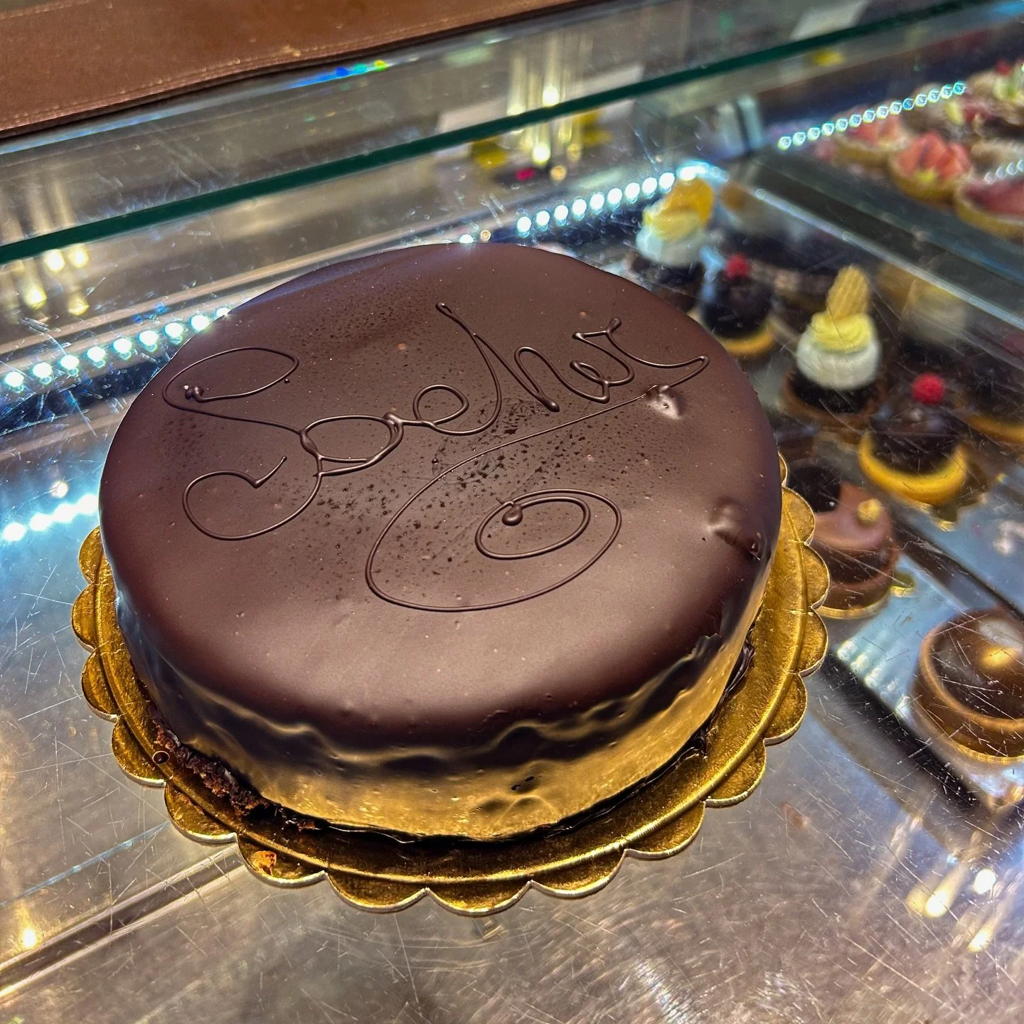 ⚜️Nel cuore di Firenze, in Piazza Santa Croce, la nostra pasticceria prepara ogni giorno torte e semifreddi pensati per chi vuole concedersi una vera pausa di dolcezza.
☀️ Dalla crema soffice ai cioccolati pi&ugrave; intensi, fino ai semifreddi perfe