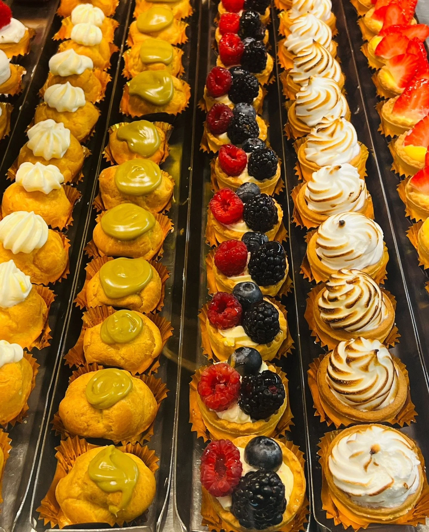 Nulla di pi&ugrave; gustoso di tutta questa scelta tra una fila e l&rsquo;altra 👅
Da pasticceria Finisterrae non solo troverai i classici, ma variet&agrave; stagionali e festive diverse ad ogni occasione! Adatte a colazioni, merende o dessert🫶

Pas