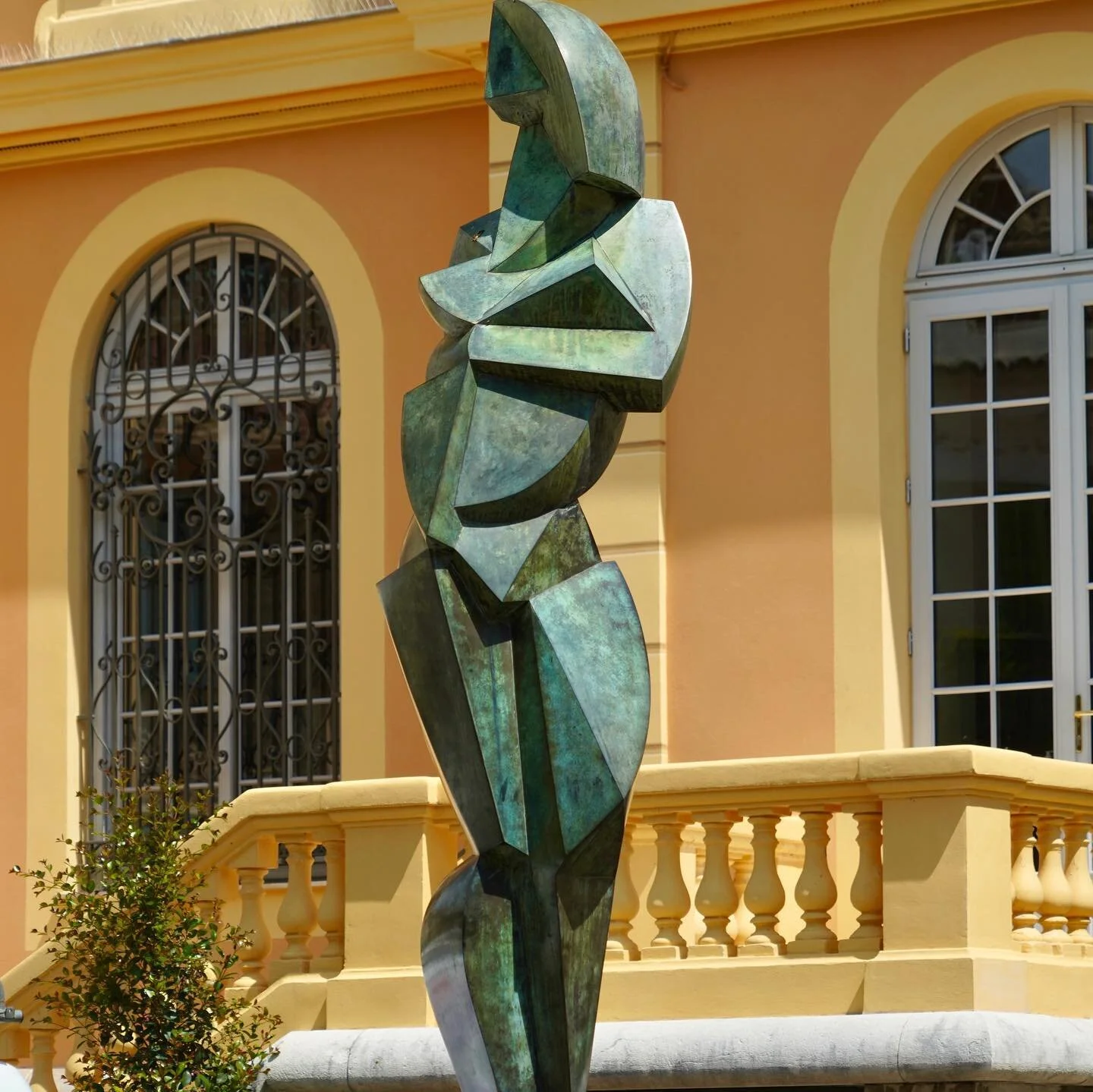 La Vencoise by sculptor Jim Ritchie a resident artist in Vence from the mid 20 century opposite the Hotel de Ville in Place Clemenceau

#lavencoisejimritchie
#bronze 
#sculpture 
#vence
#hoteldevillevence 
#vence
#france
#cubism