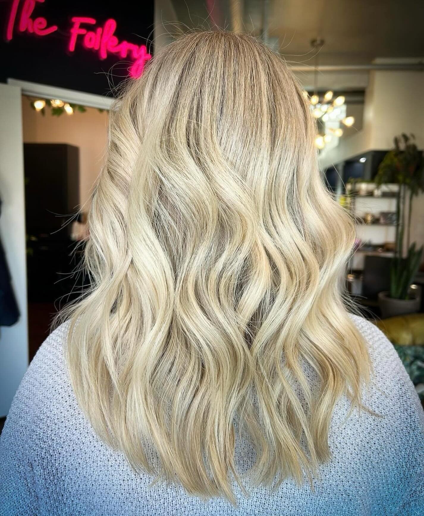 ✨Ready for summer!  This beauty was created by Danielle @_hairby.danielle