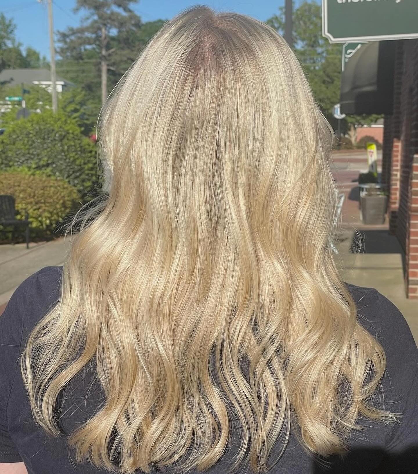 ✨Such a stunning transformation when the new growth is done.  Kiley @hairbykileycleveland created a beautiful sunny blonde on this beauty. 
(Swipe for before)
.
.
#thefoilery #blonde #blondehair #roottouchup #fullfoilhighlight #nchairsalon #hollyspri